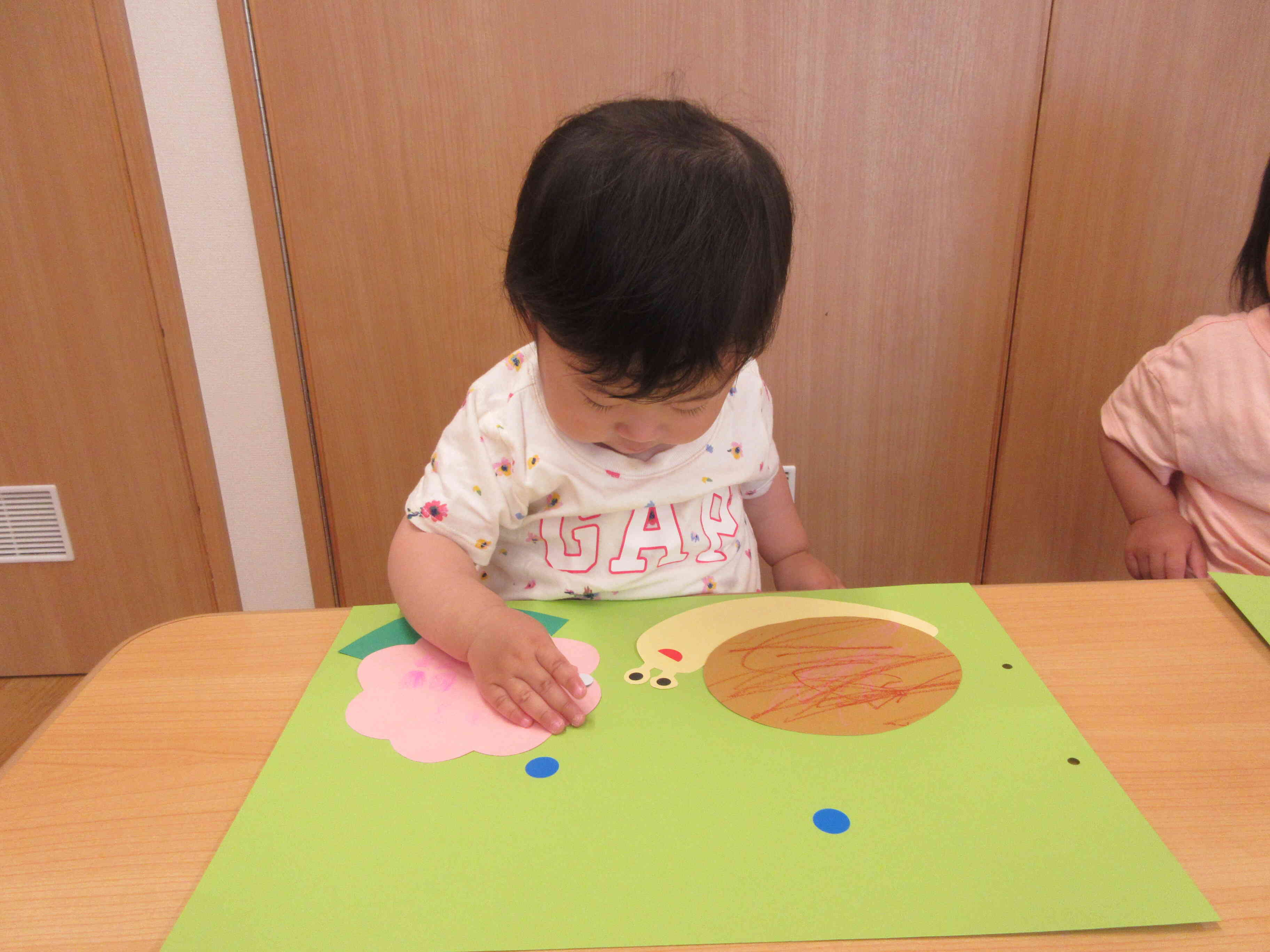 小さな可愛い手でシール貼り