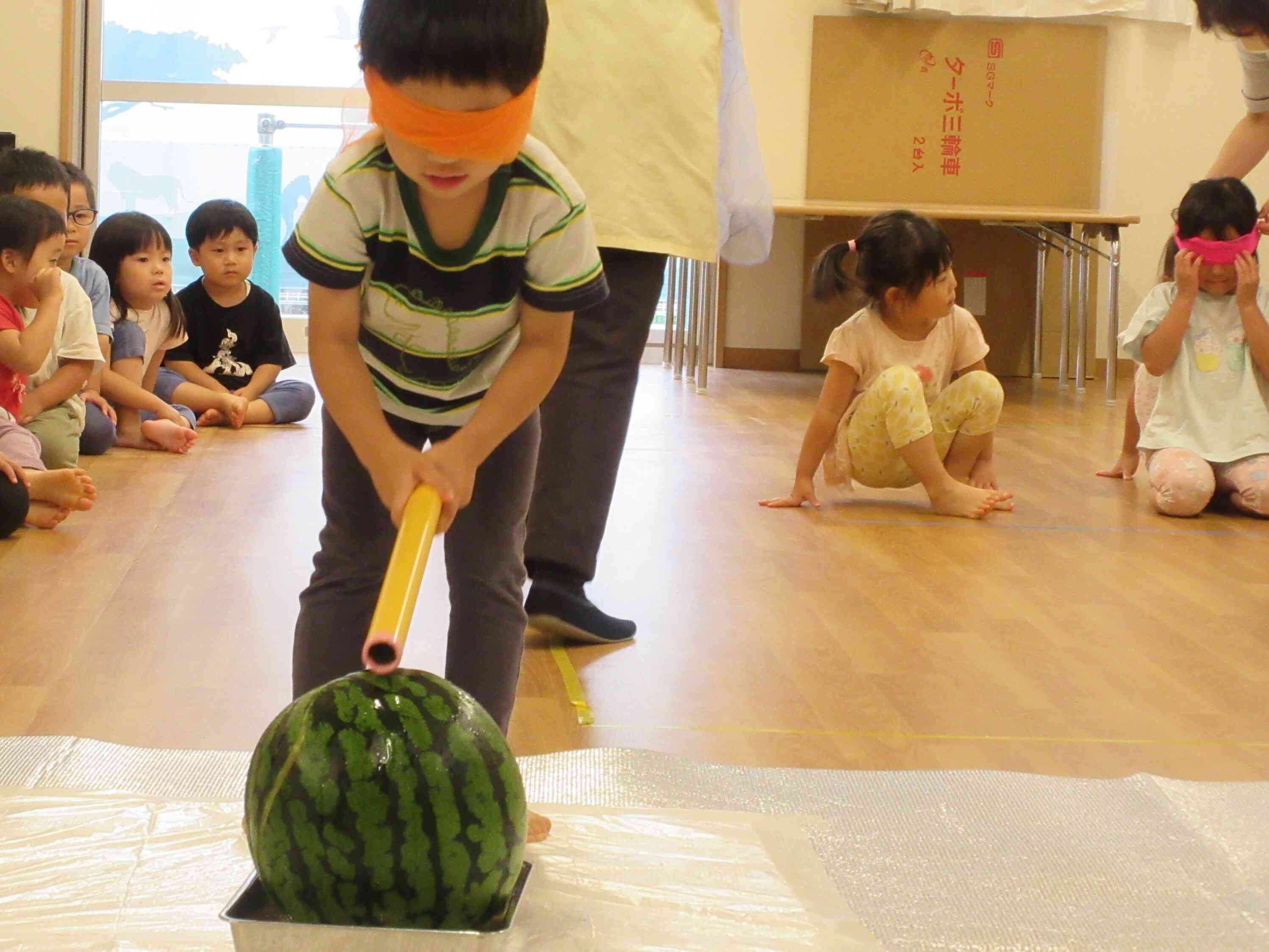 幼児クラスは目隠しをして挑戦！