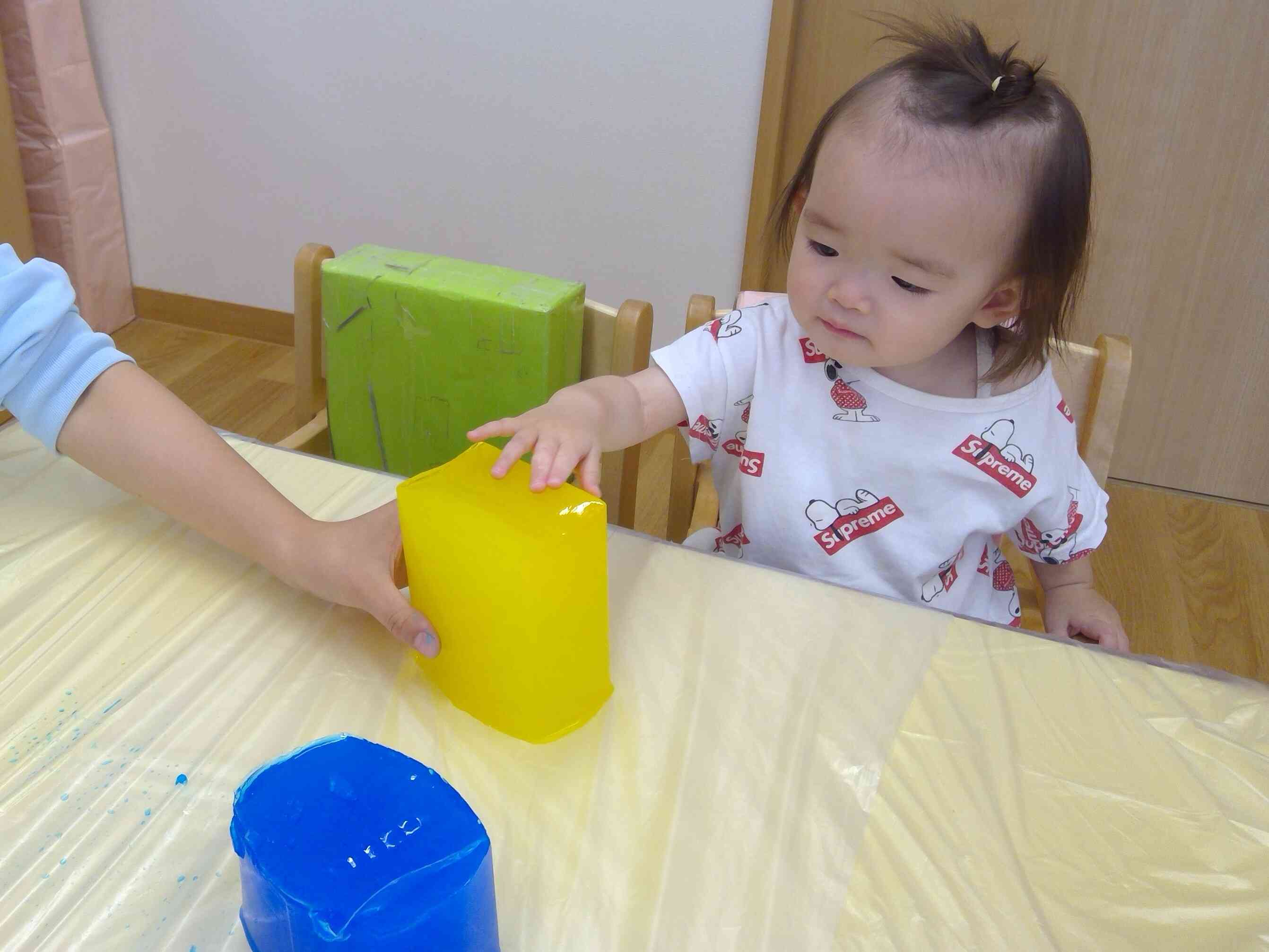 感触遊び・寒天♪（0.1.2歳児）