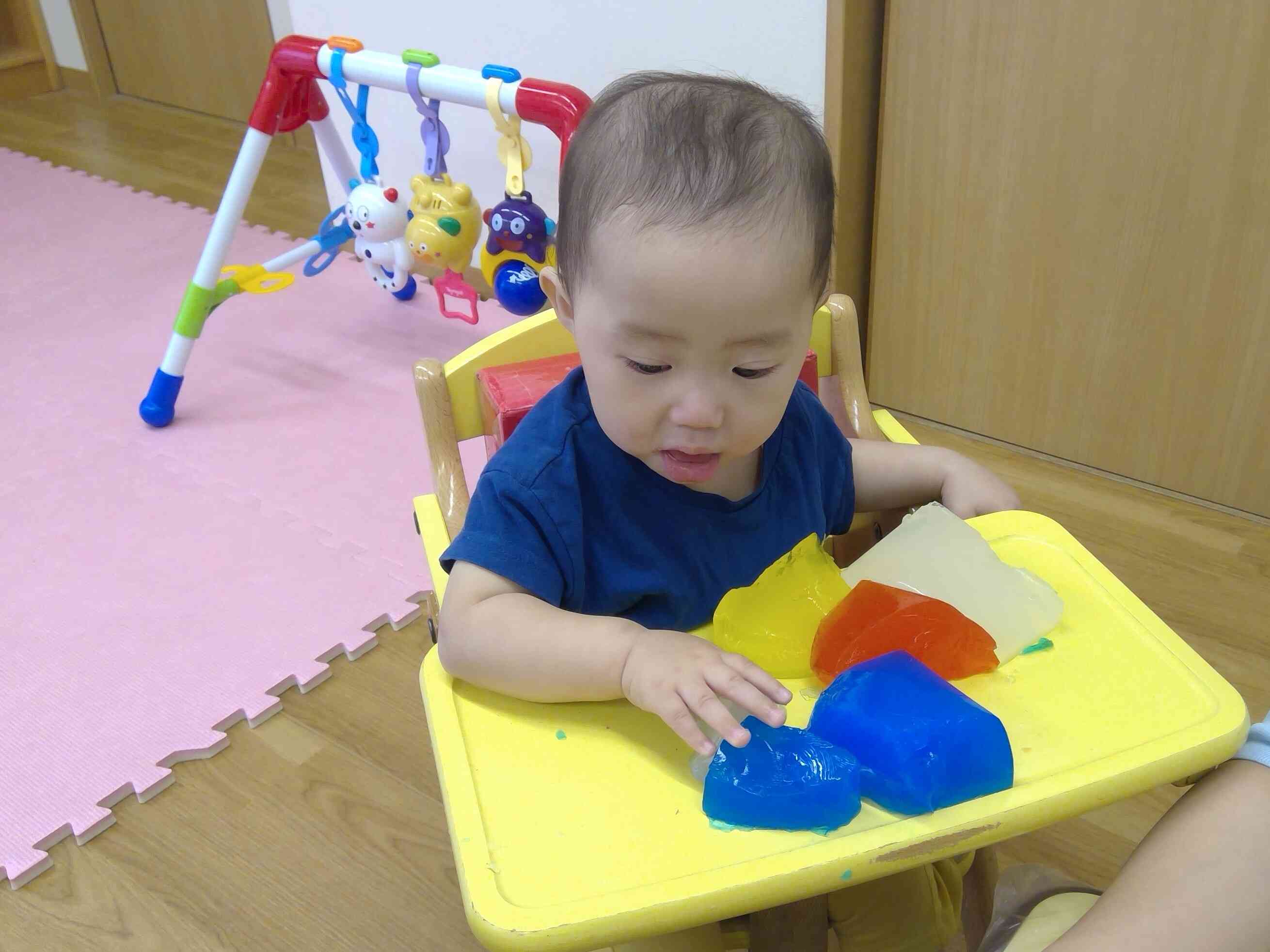少しずつそっと指先で触れていました♪