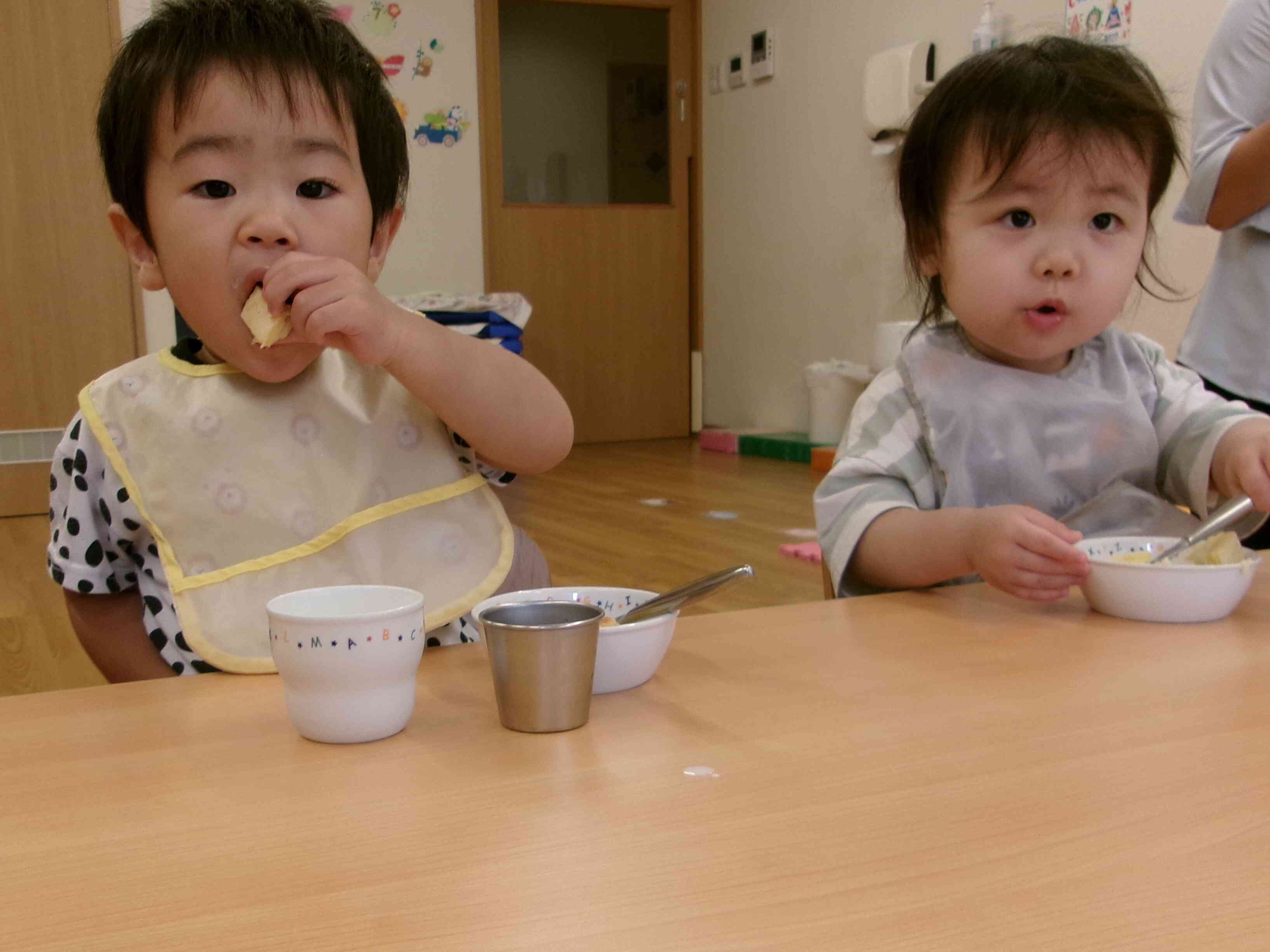 モグモグ…美味しいなぁ！