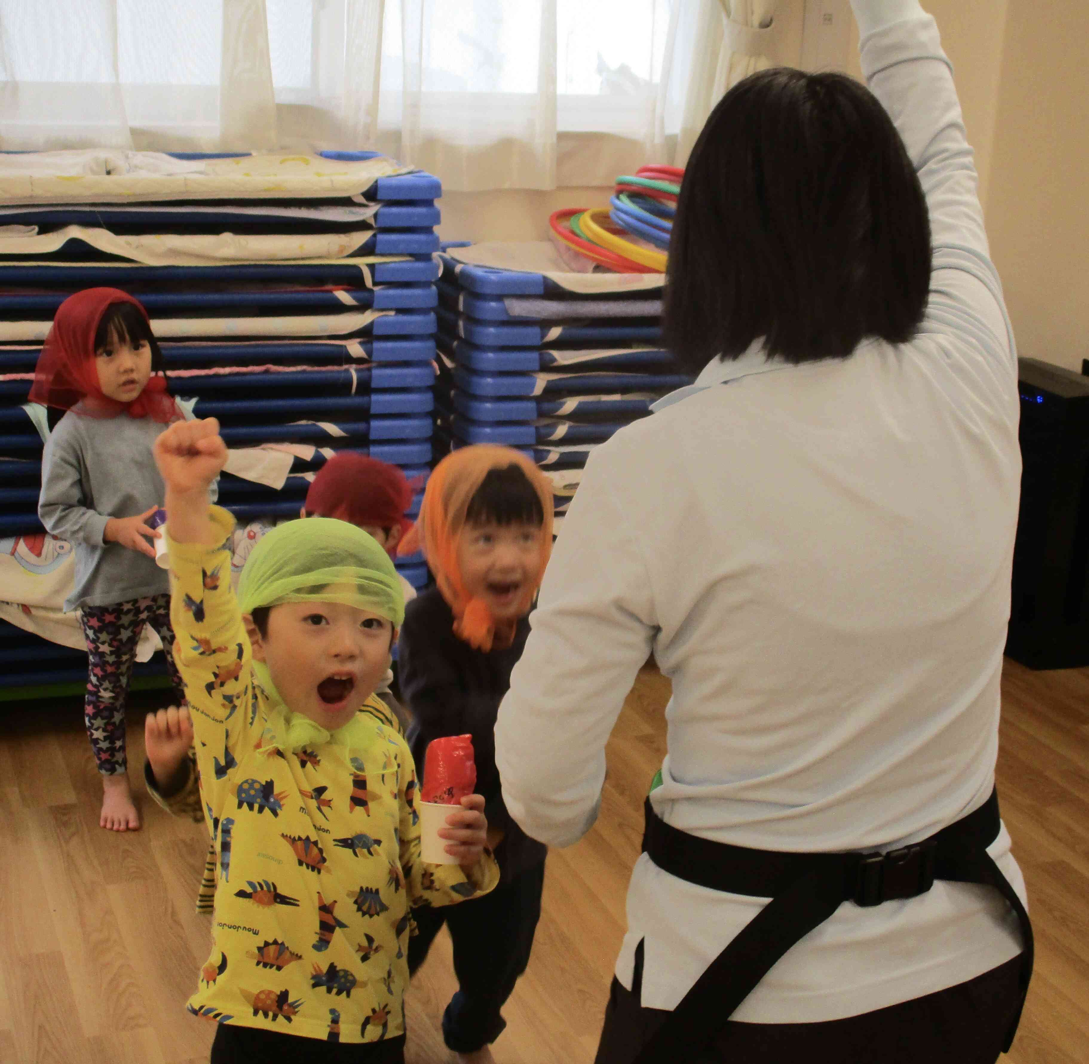 おやつを守るぞー！と気合いを入れて♪