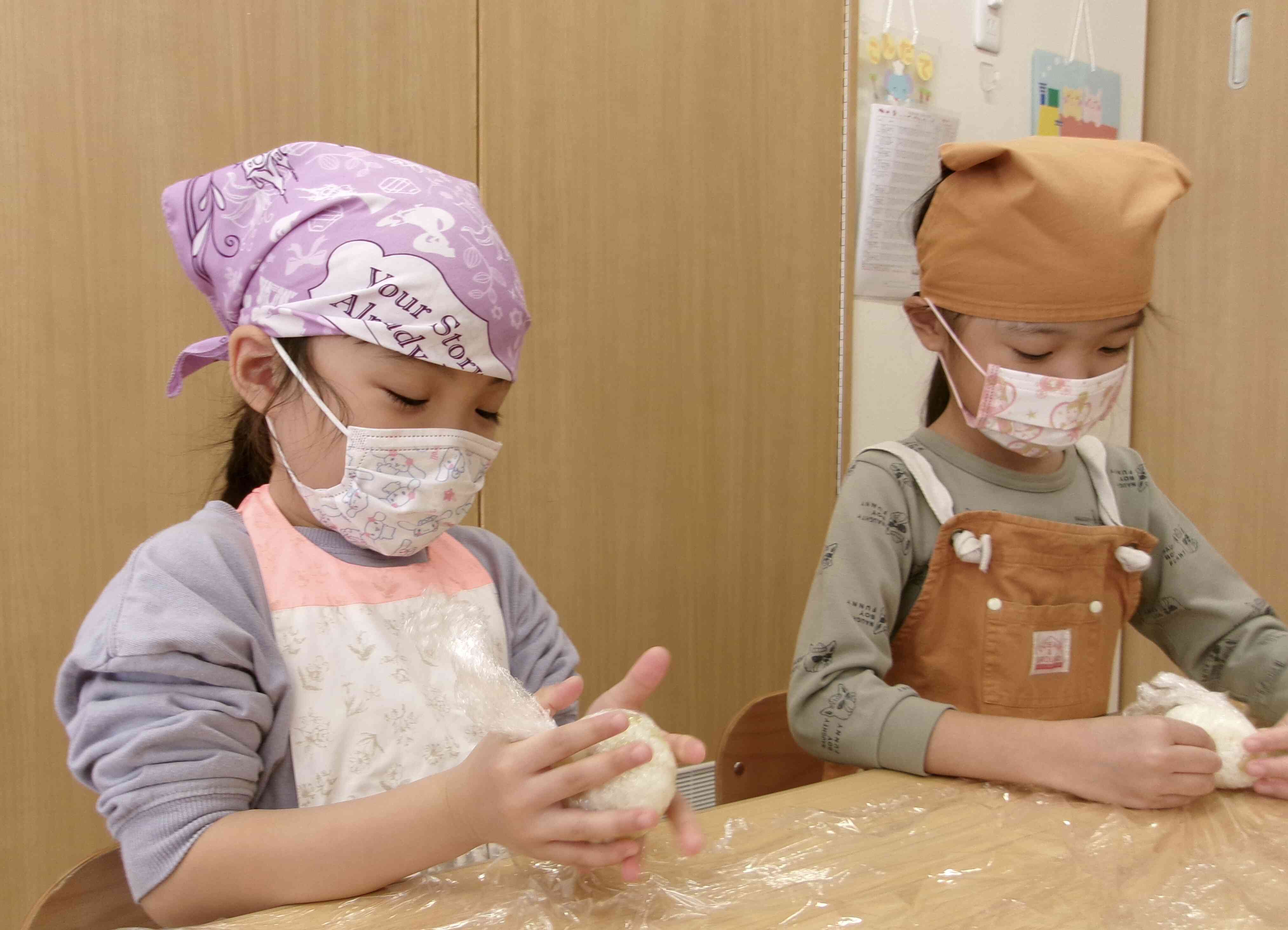 お姉さんたちも真剣な表情で握っていましたよ♪