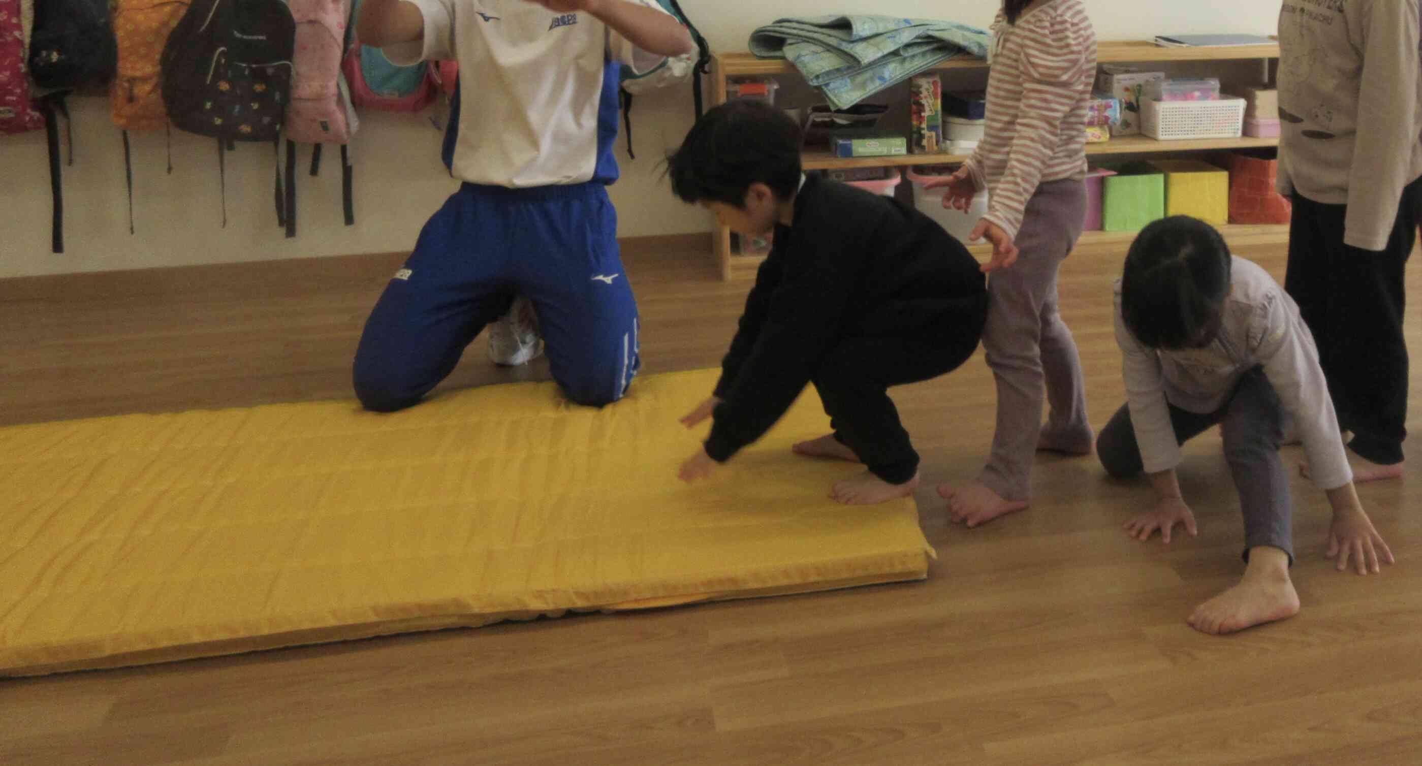 マット運動で前転に挑戦！