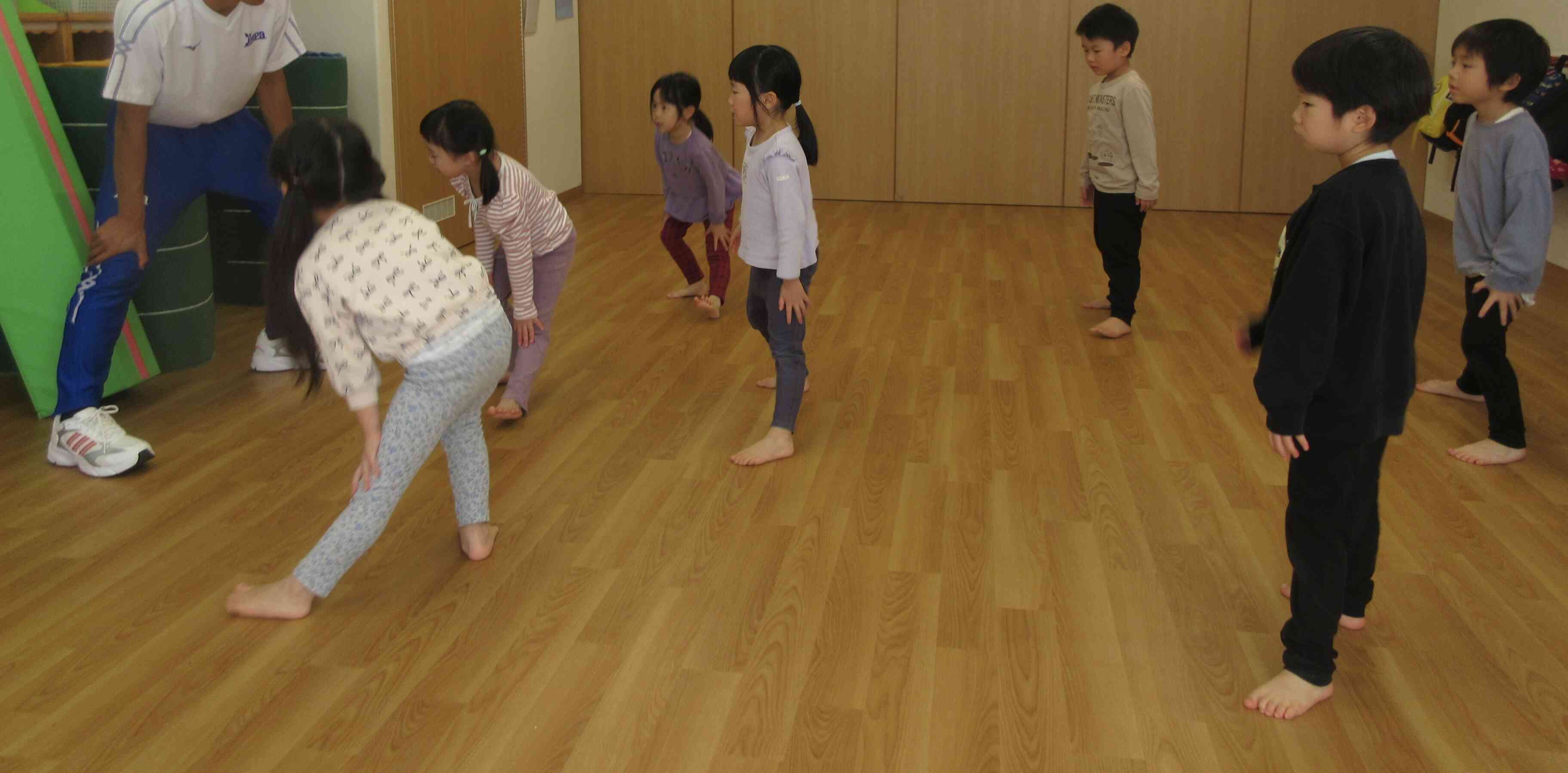 元気いっぱいに準備運動！