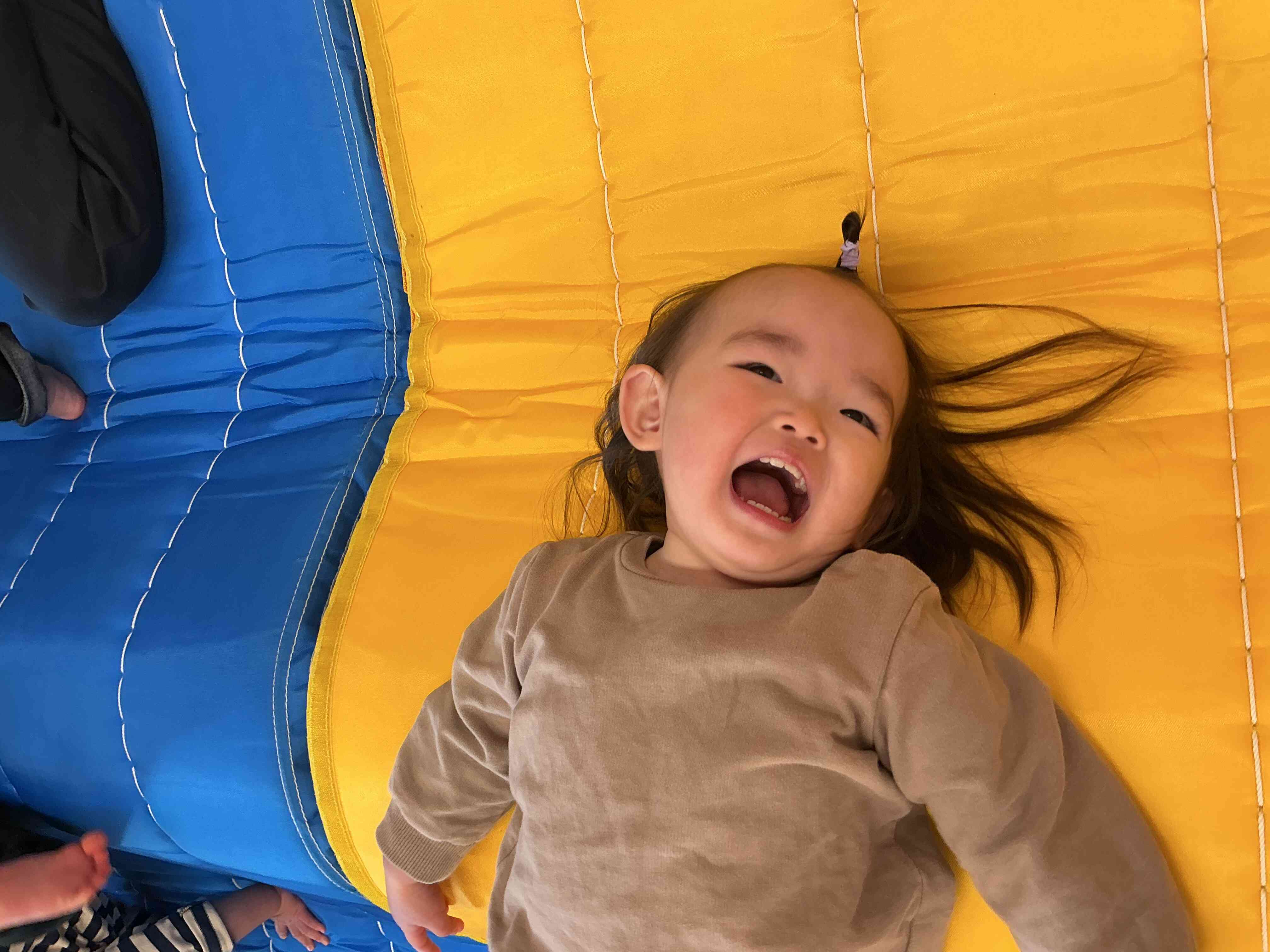 お山の上から滑って・・・！