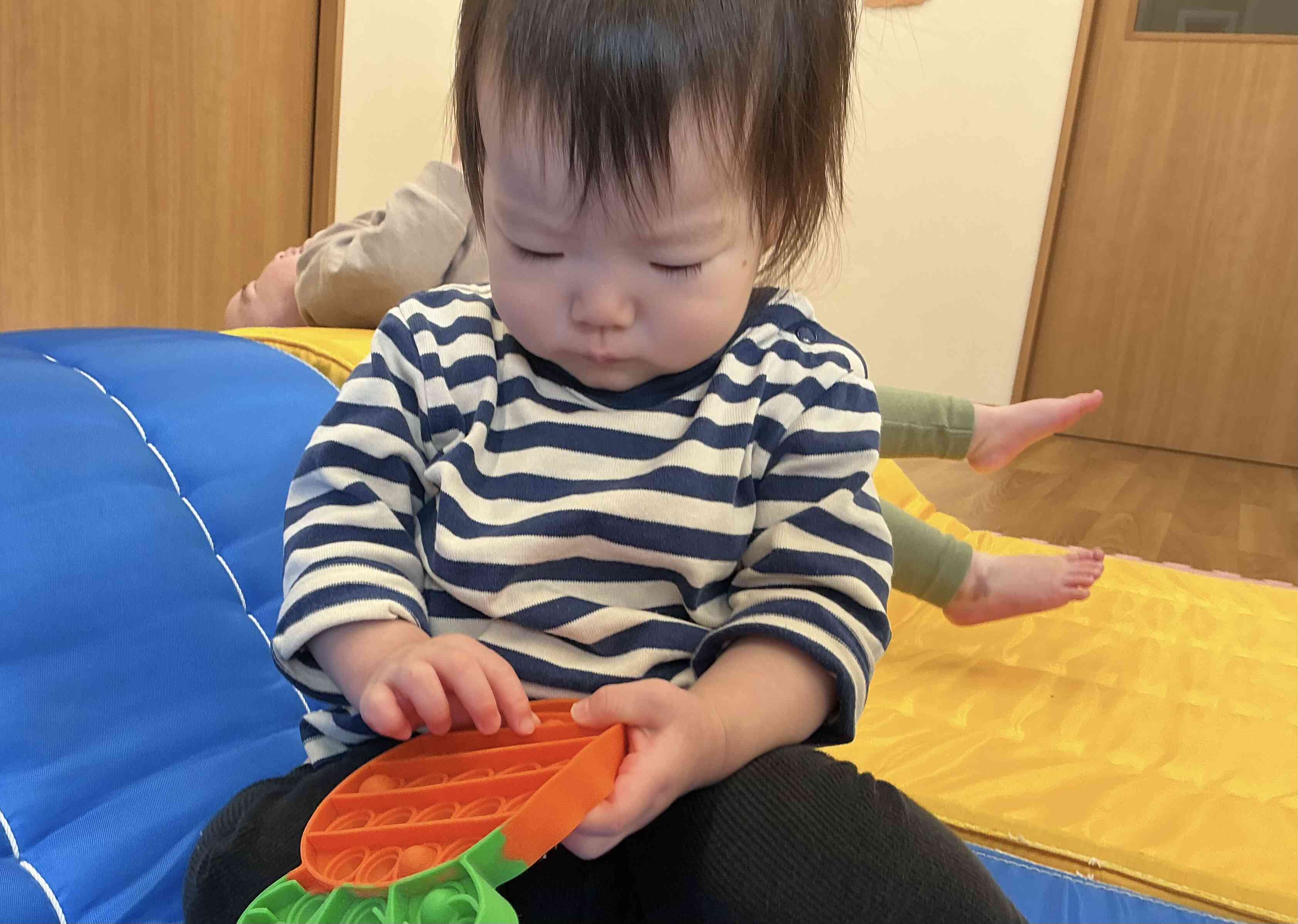 好きな玩具を見つけて、ちょっと休憩♪