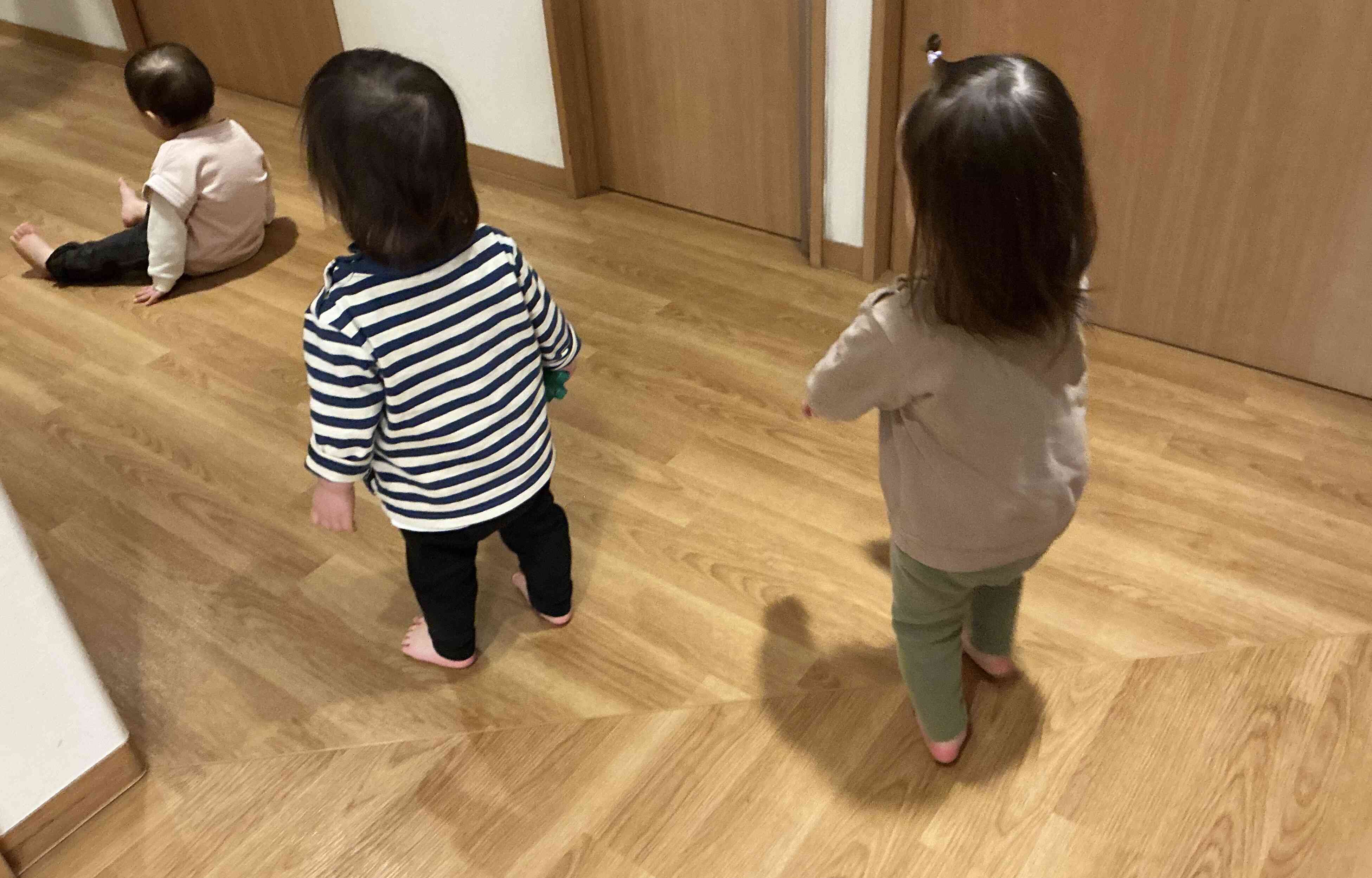 お部屋で遊んだ後は園内散歩♪