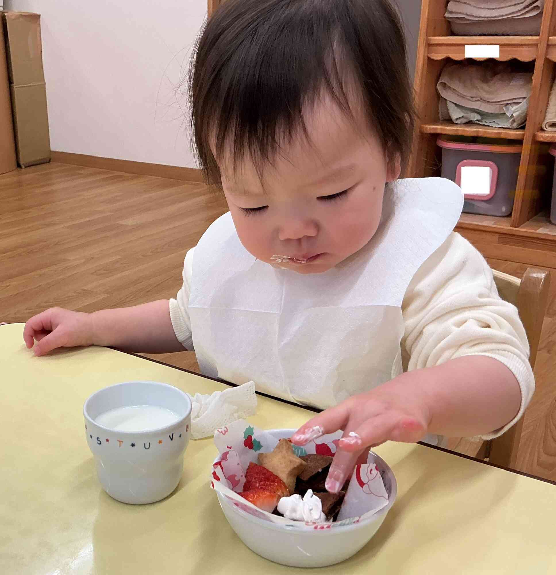 0歳児・ひよこ組：真剣な表情で食べたいものを選んでパクッ！