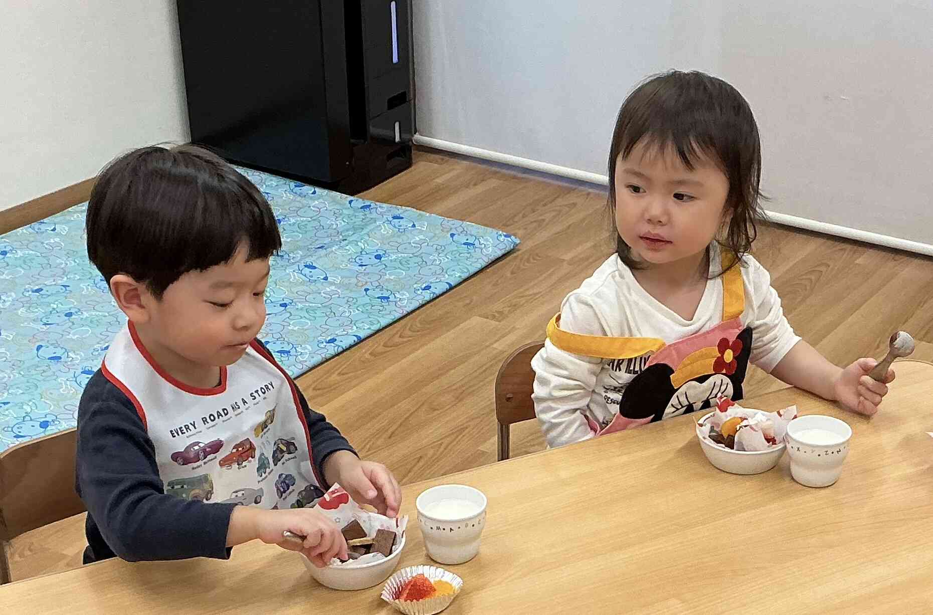 2歳児・うさぎ組：美味しくいただきます♪