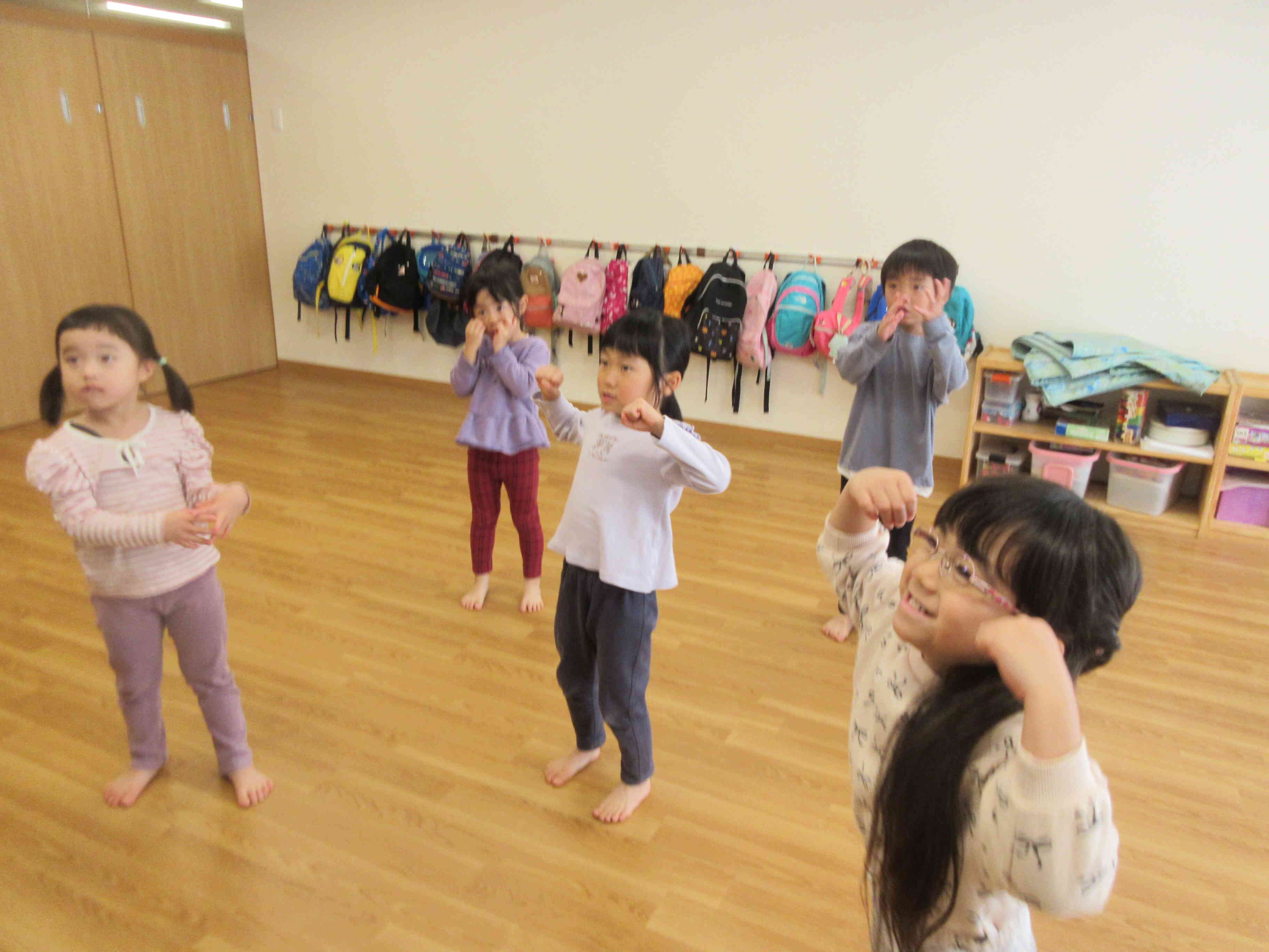 普段しない動きも楽しみながら、準備運動♪