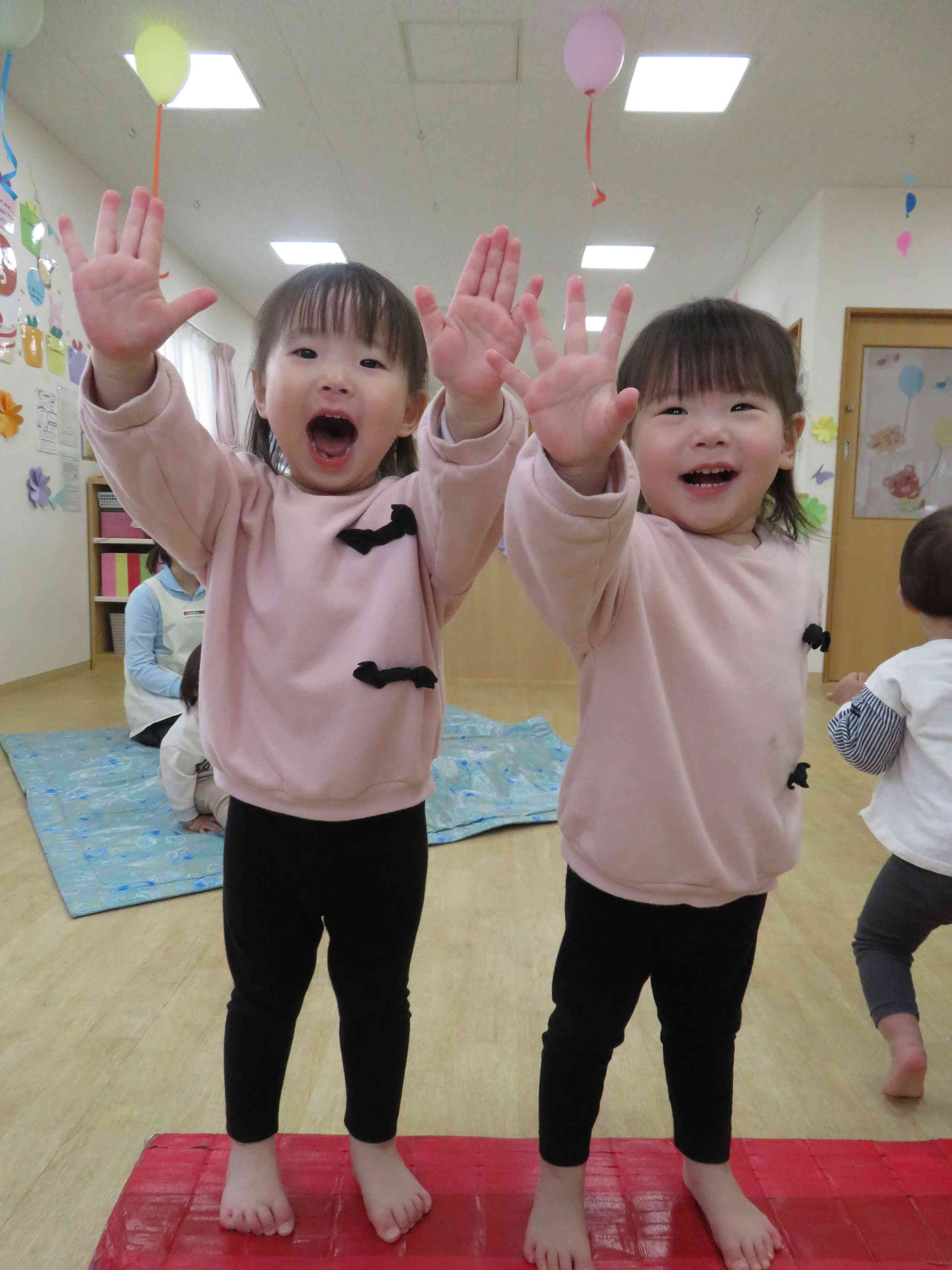 平均台の上でじゃんけんタイム♪「ぱあ～っ」と元気に手を出していました☆