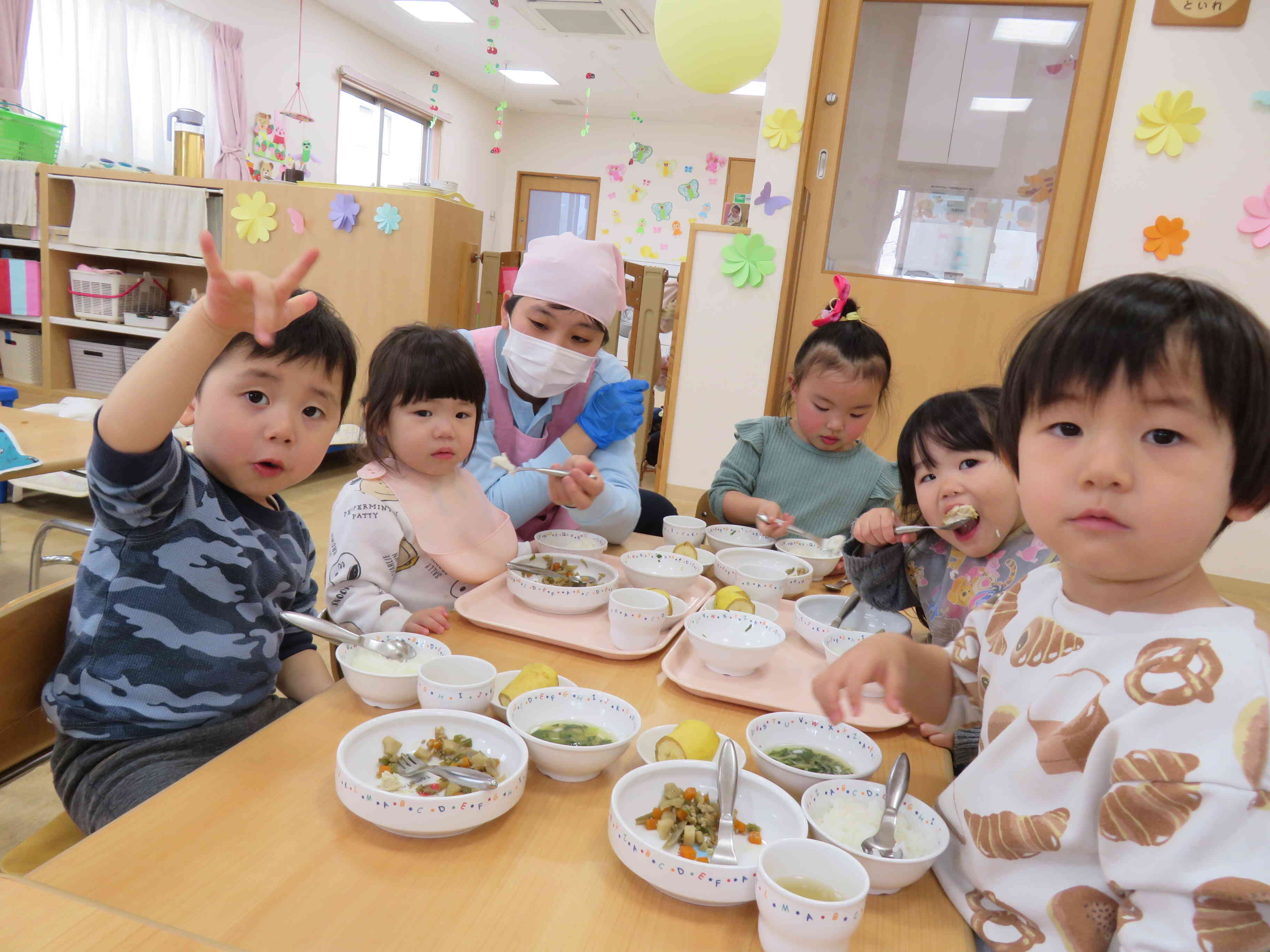 仲良く給食を食べている様子です☆みんなで食べると美味しいね♪
