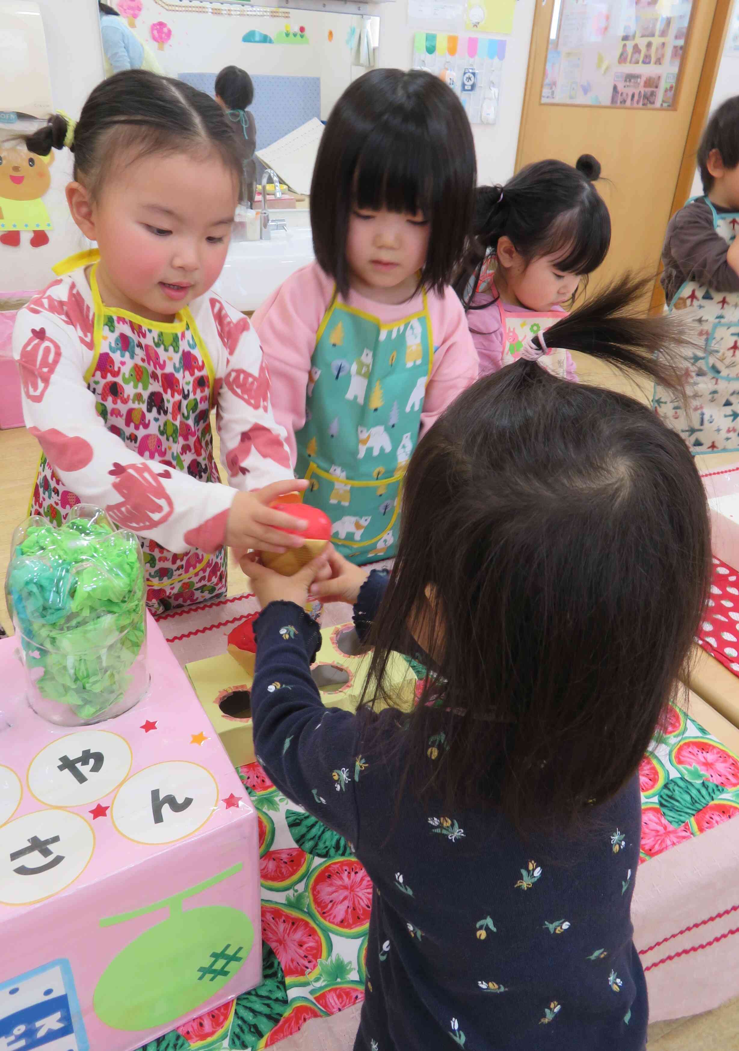 はい、どうぞ！100円です！