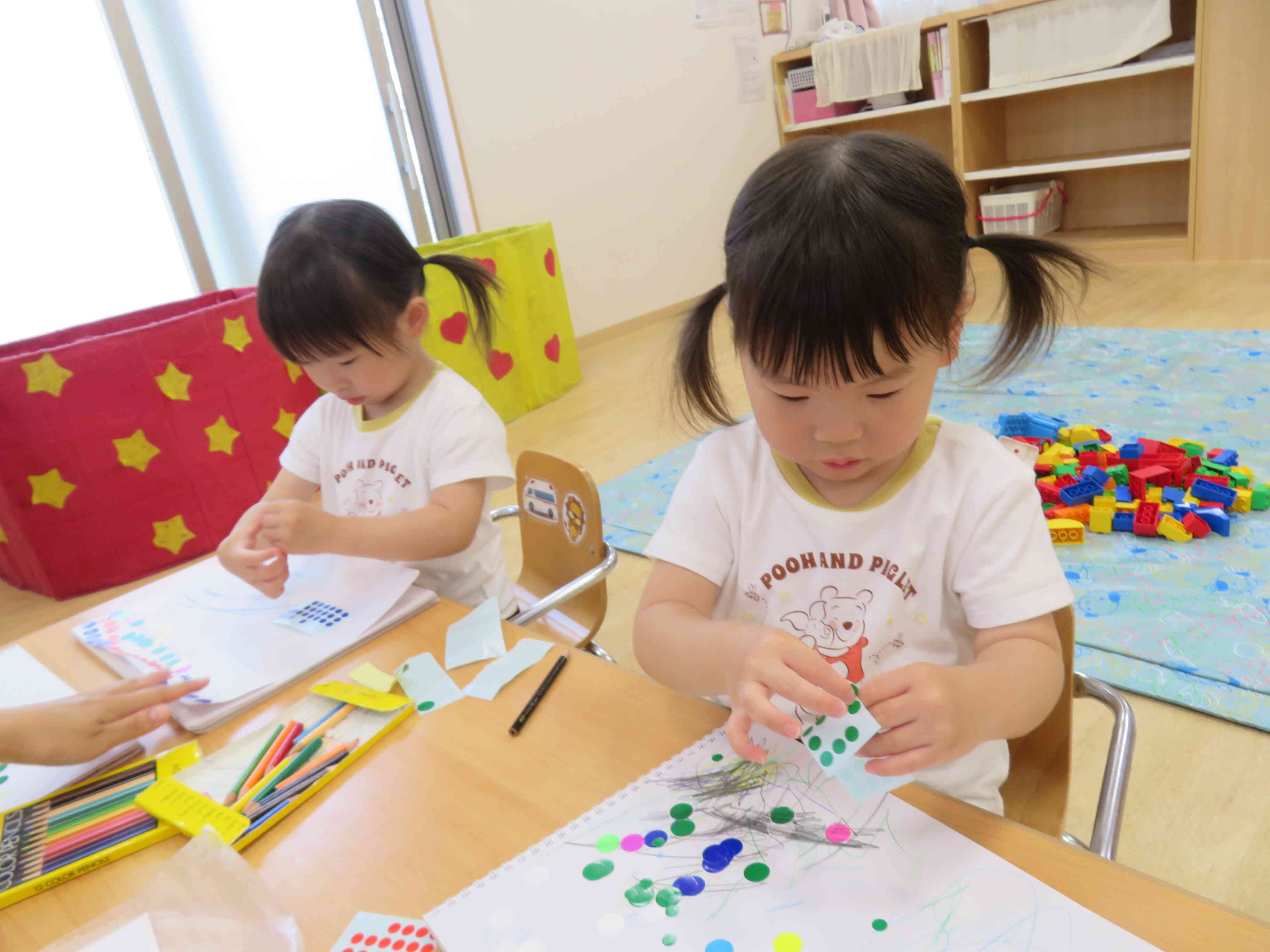 シール貼り★並べたり、重ねたり指先を使って楽しんでます！