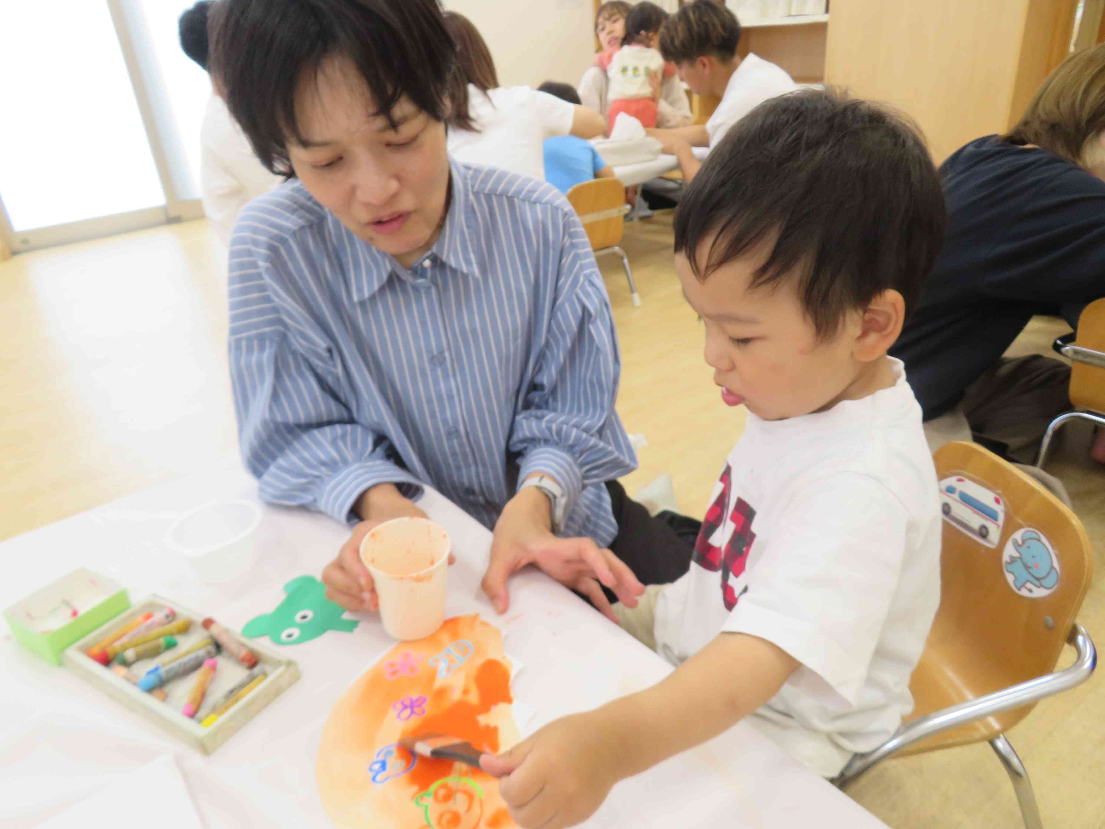 大好きな絵の具、一緒に出来てうれしいね♪