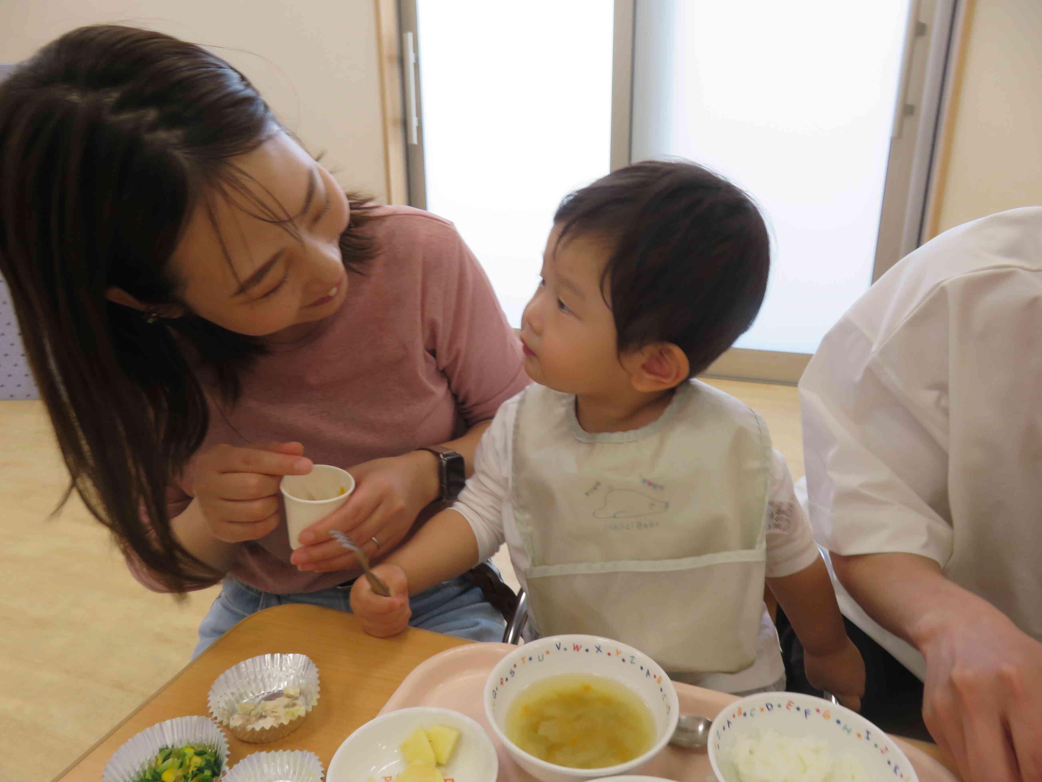 給食 自分で食べられるよ！一緒に食べるとおいしー♡