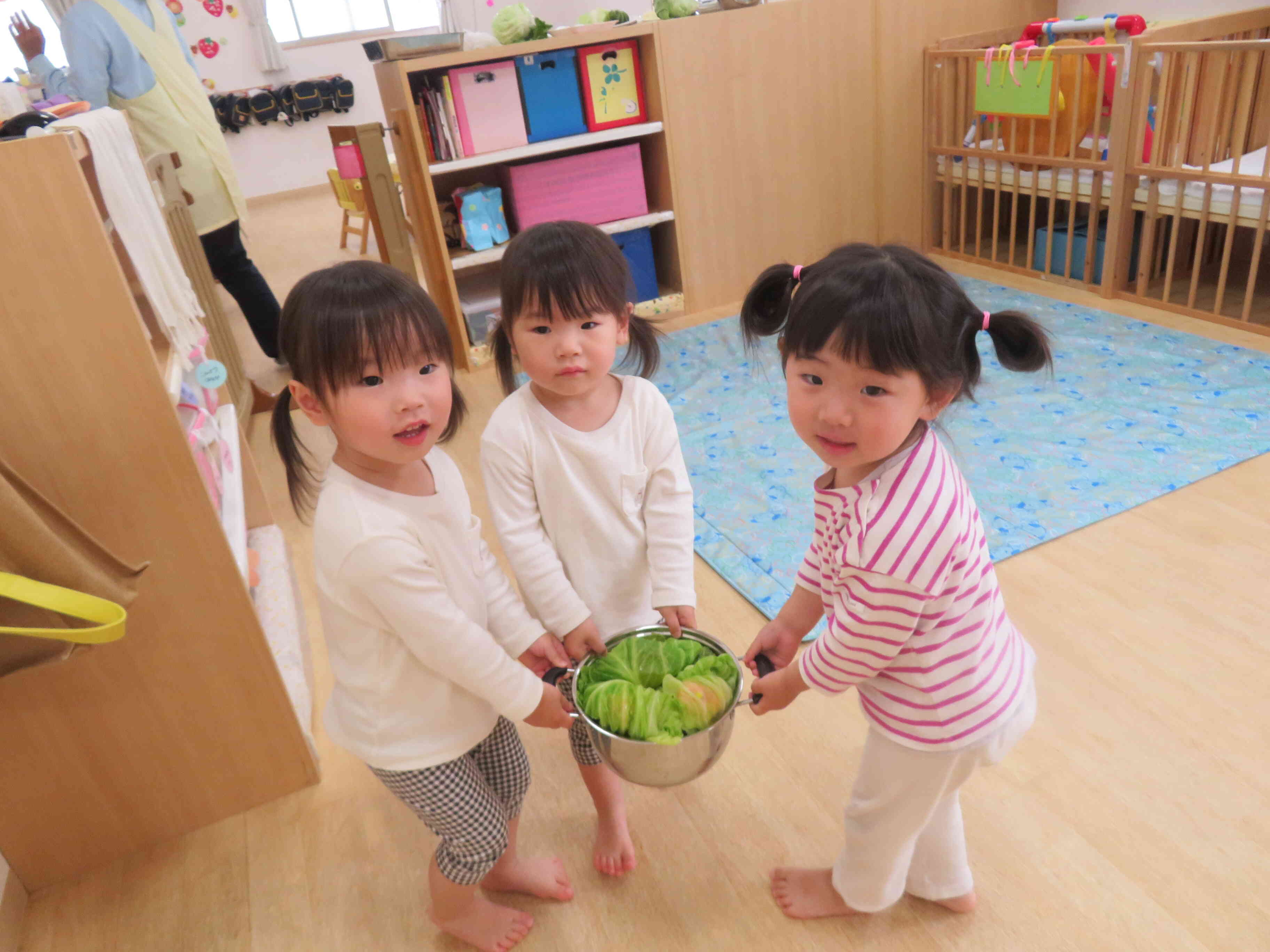 給食室までよいしょ!よいしょ！