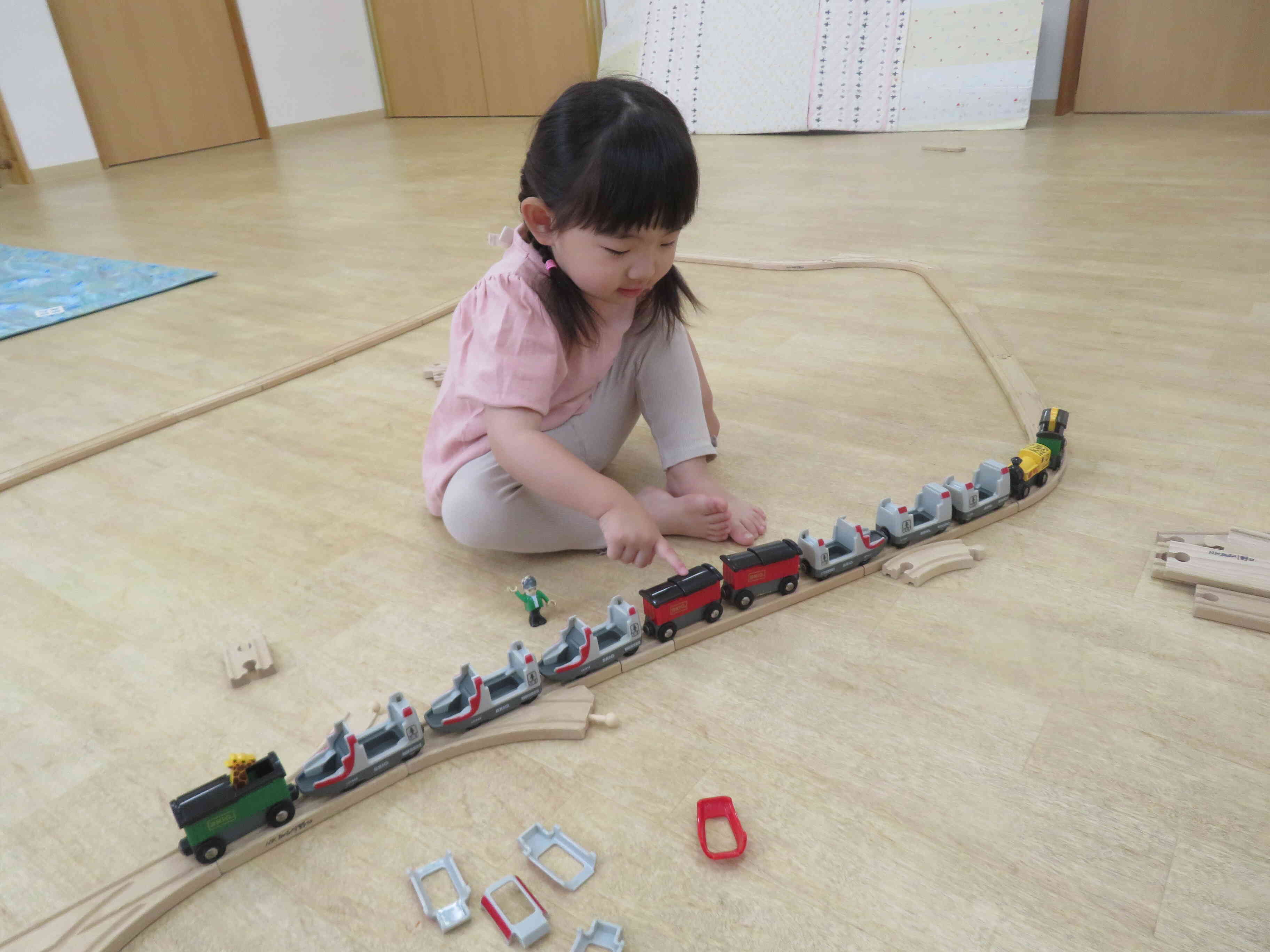 長～い線路に長～い電車を並べてみたよ！すごいでしょ？