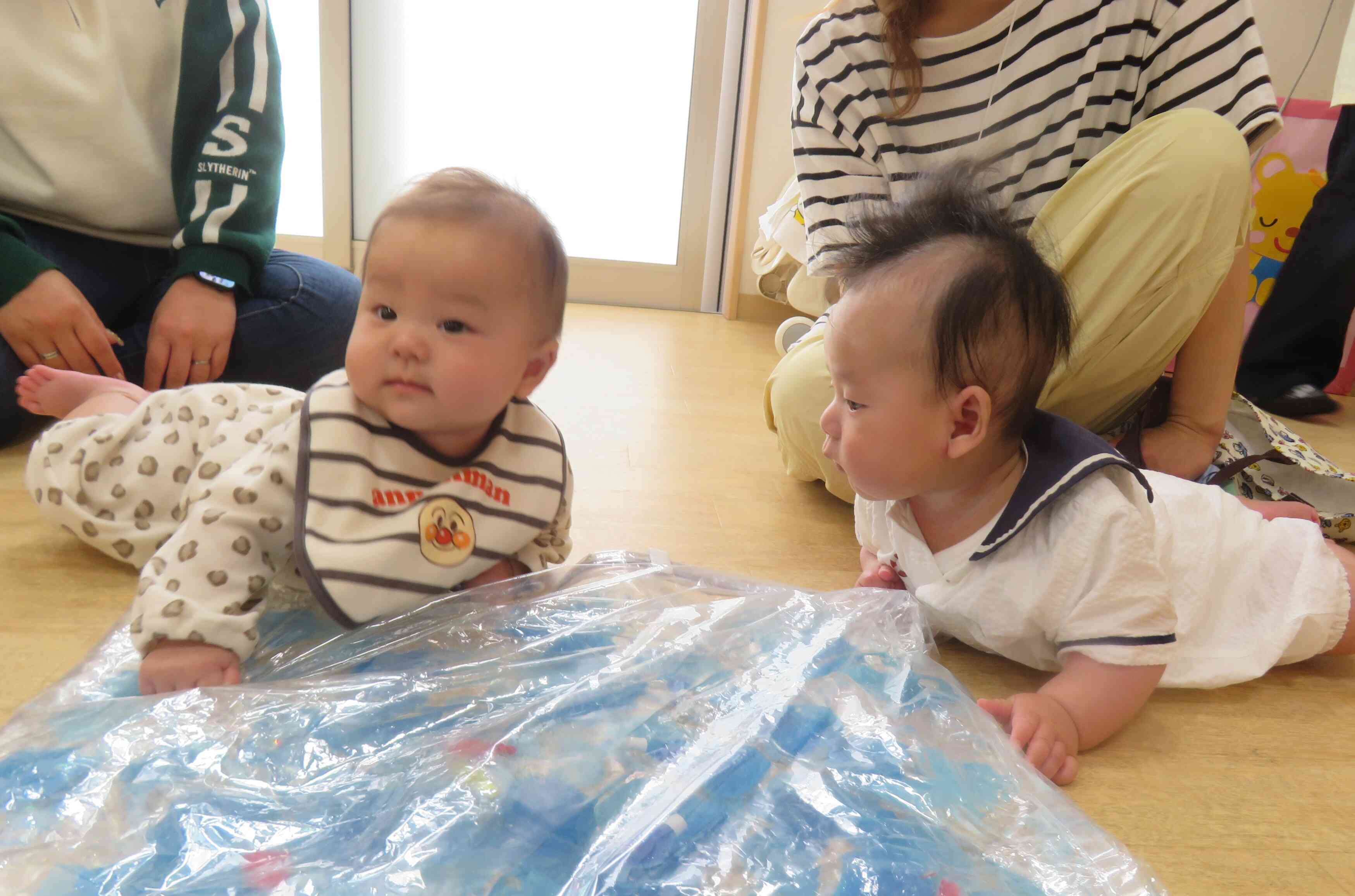 「つめたいね！」「これでいつもあそぶんだよ、ママ！」