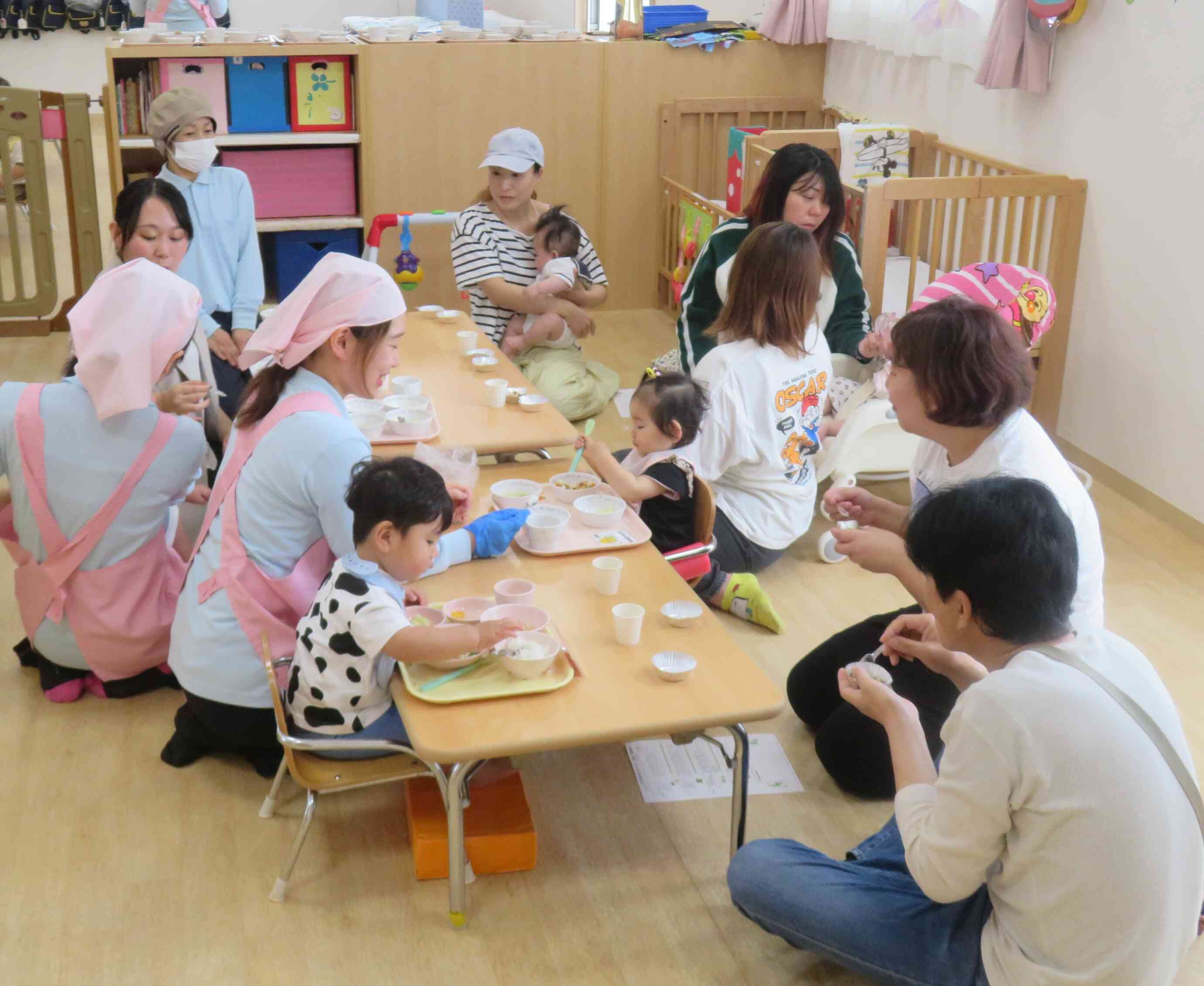 みんなで机を囲って給食、試食会！いつも以上に美味しい☆☆！