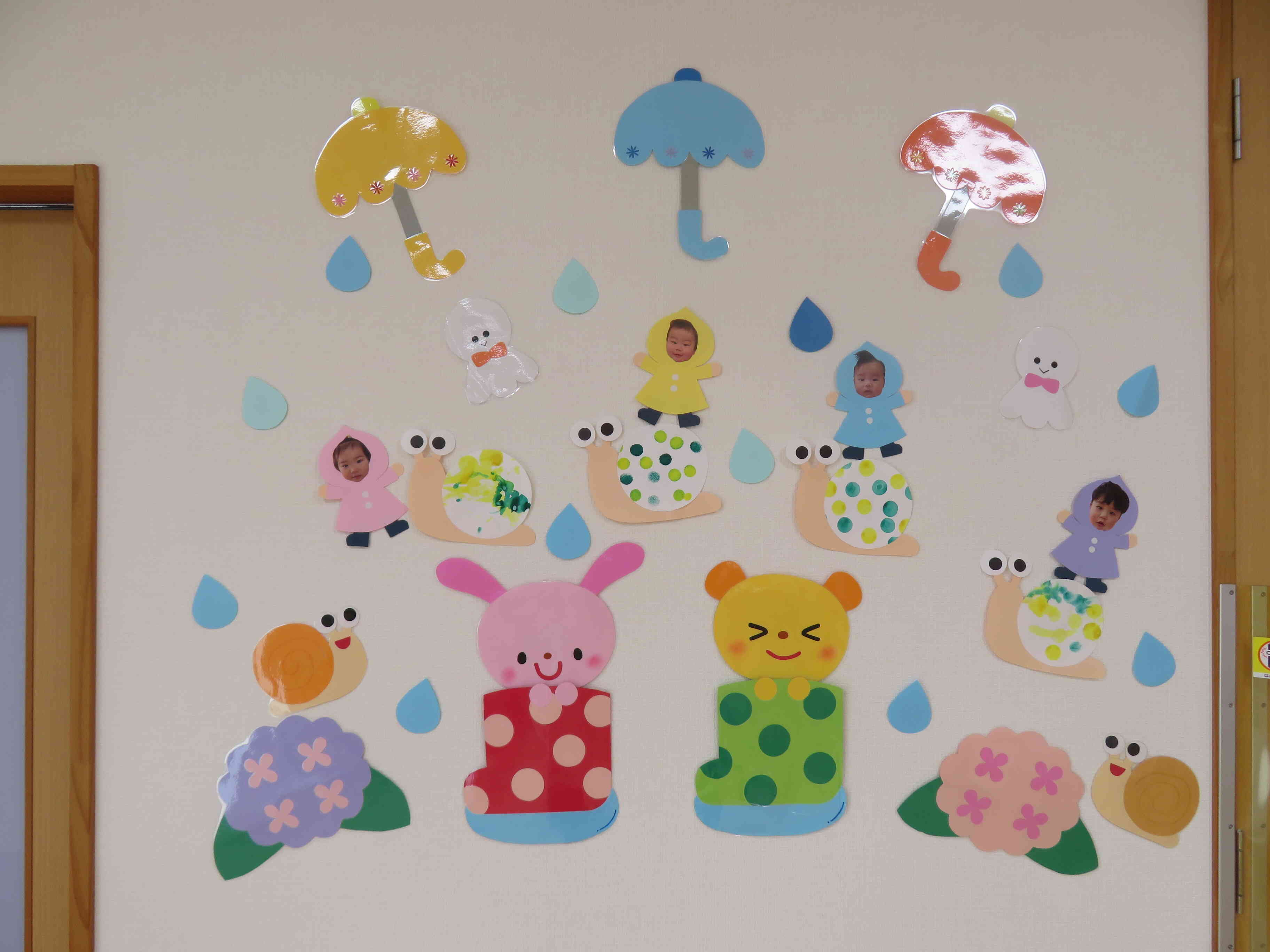 0歳児の壁面製作。梅雨を楽しみにしていたかたつむりさん。仲間と一緒で楽しそう！