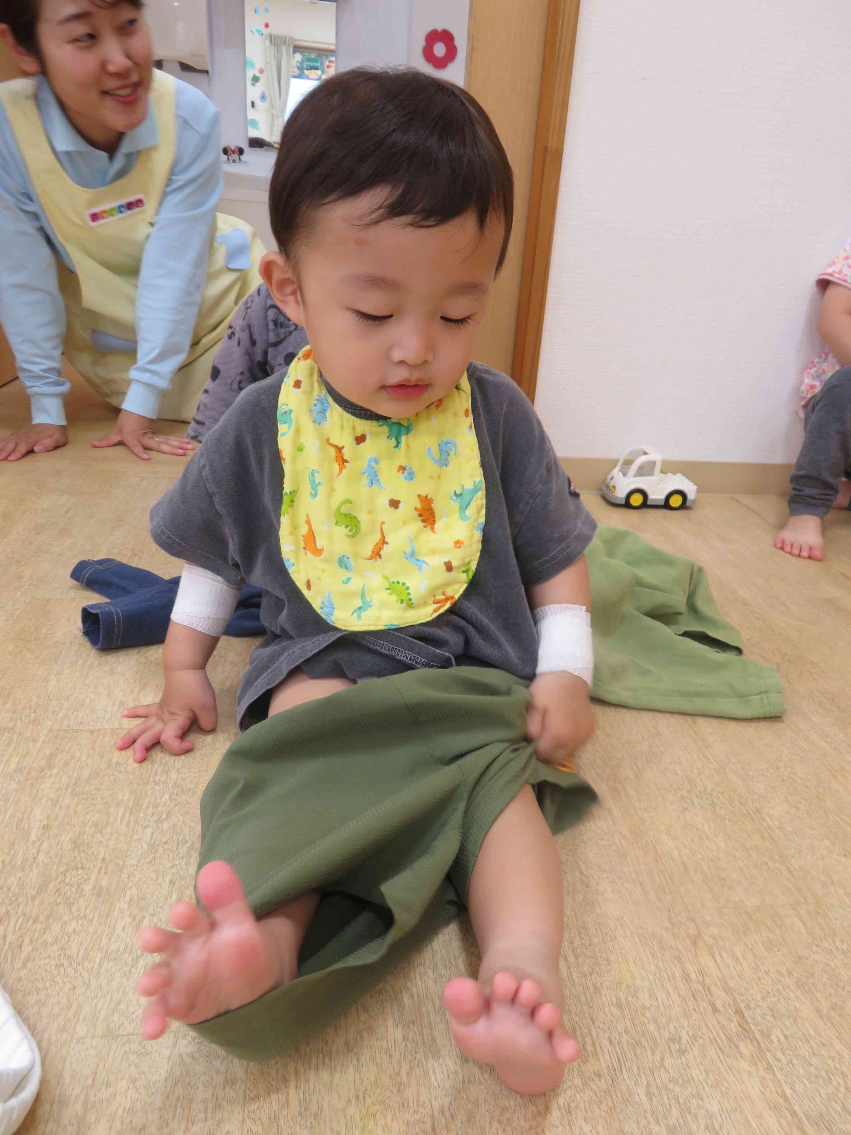 自分でズボンを頑張っています☆
