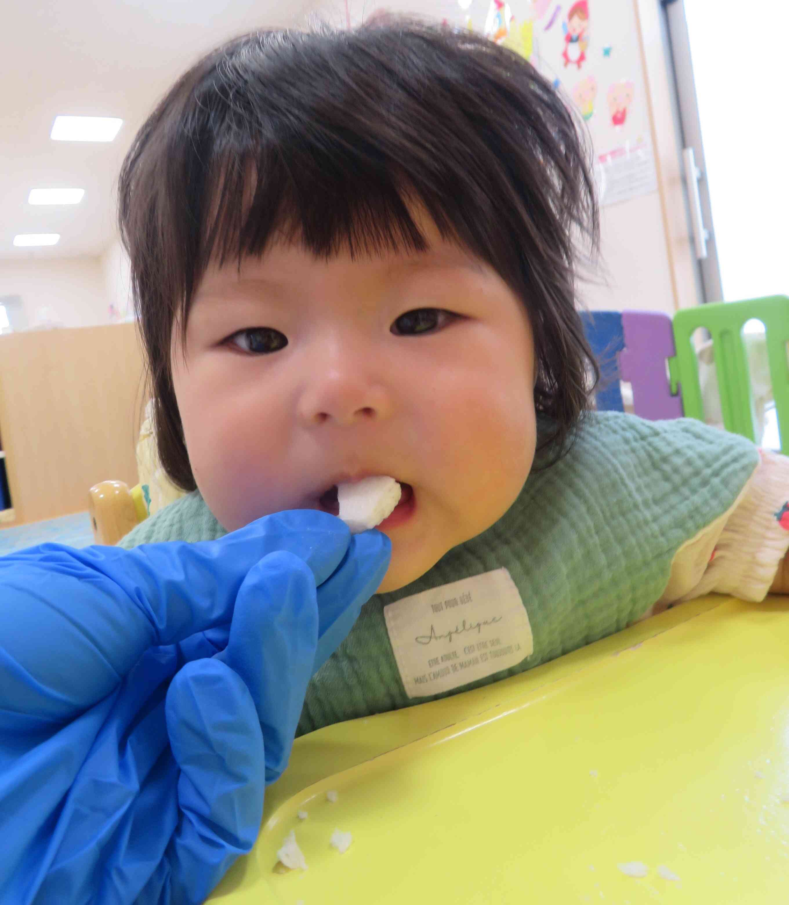 はじめてのおやつだよ！みんなと食べると美味しいんだね♪
