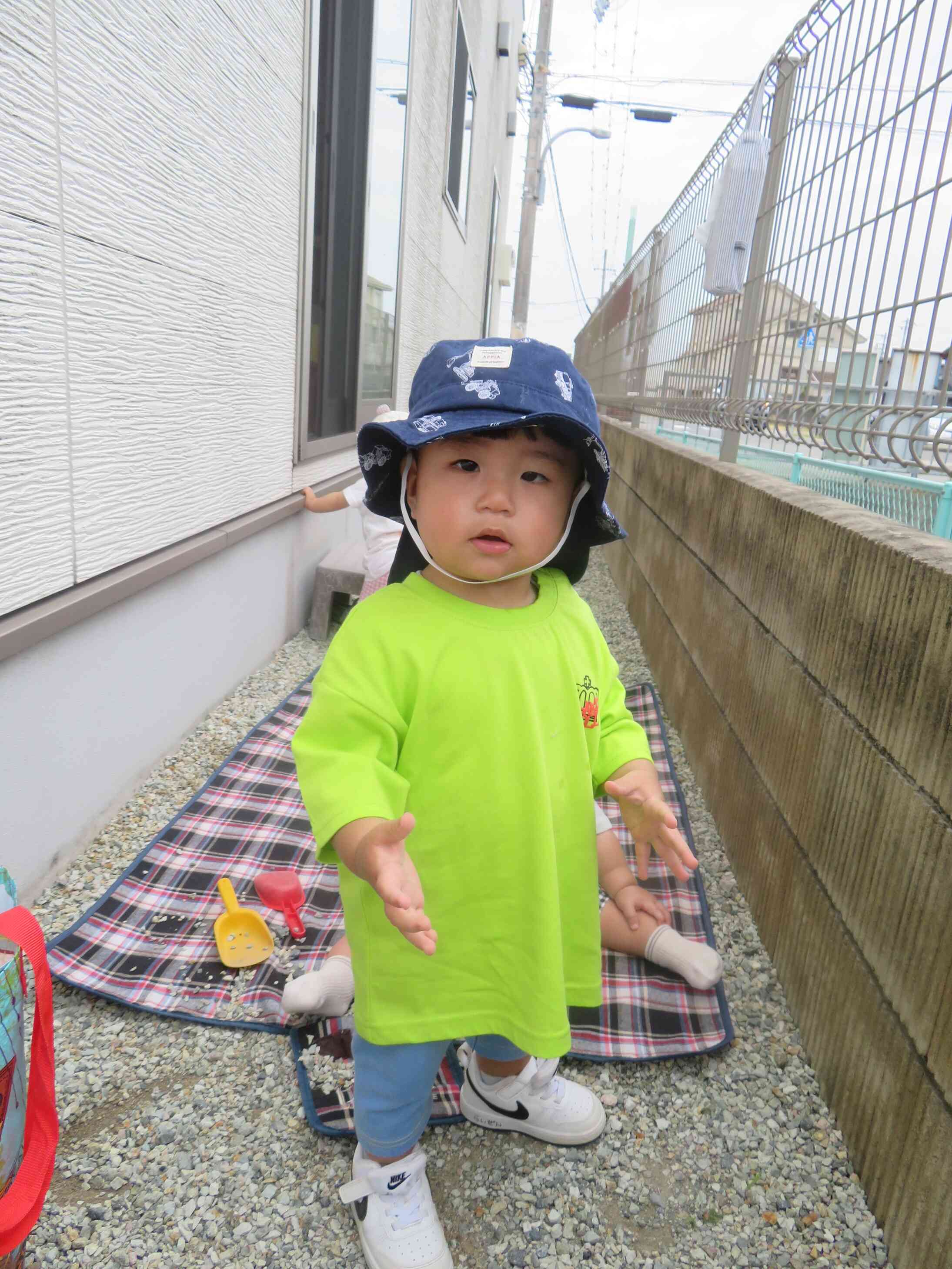 お外で歩いたよ。もうすっかり歩くことがメインになりました！