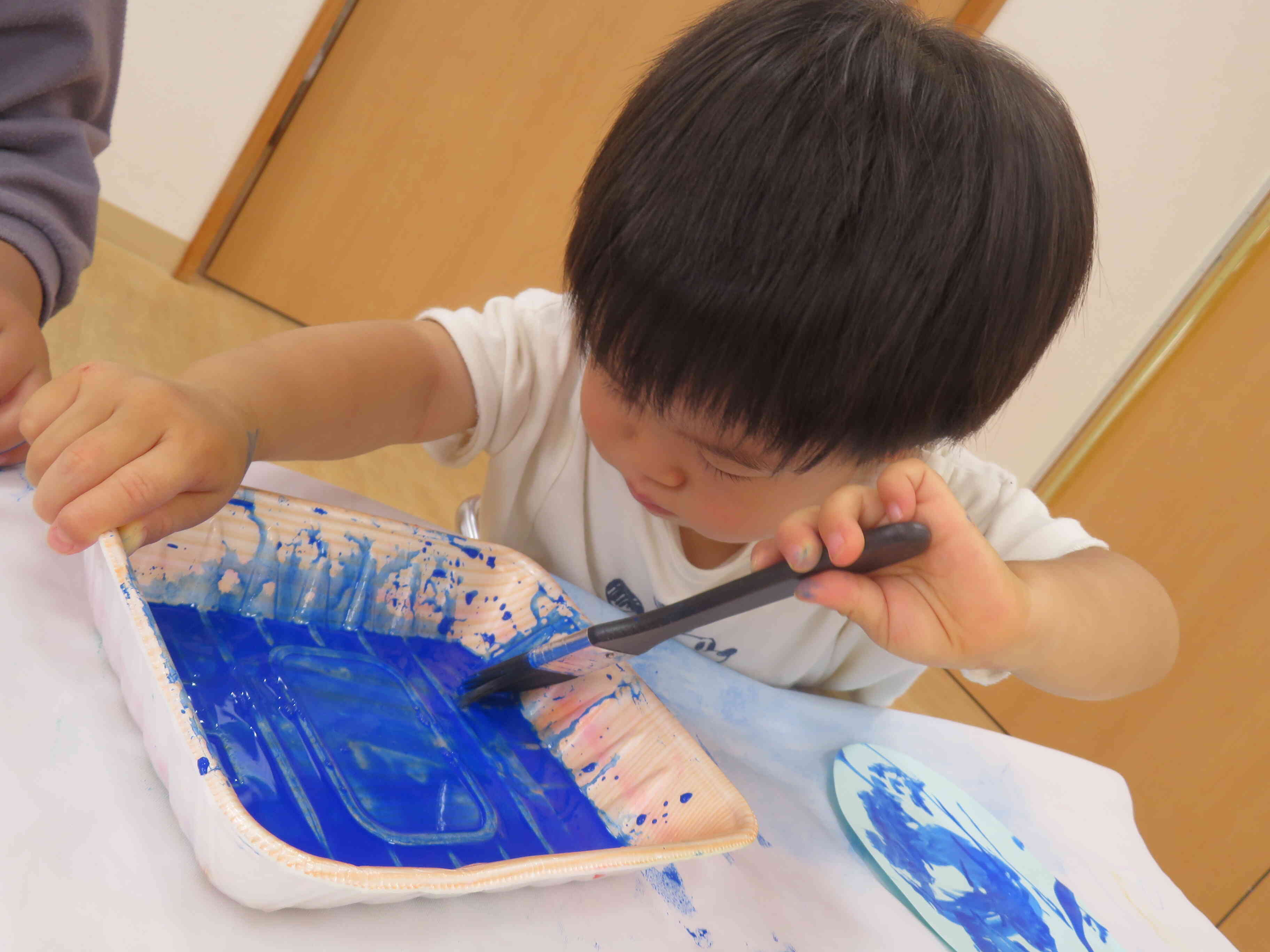 絵の具を使って製作したよ☆