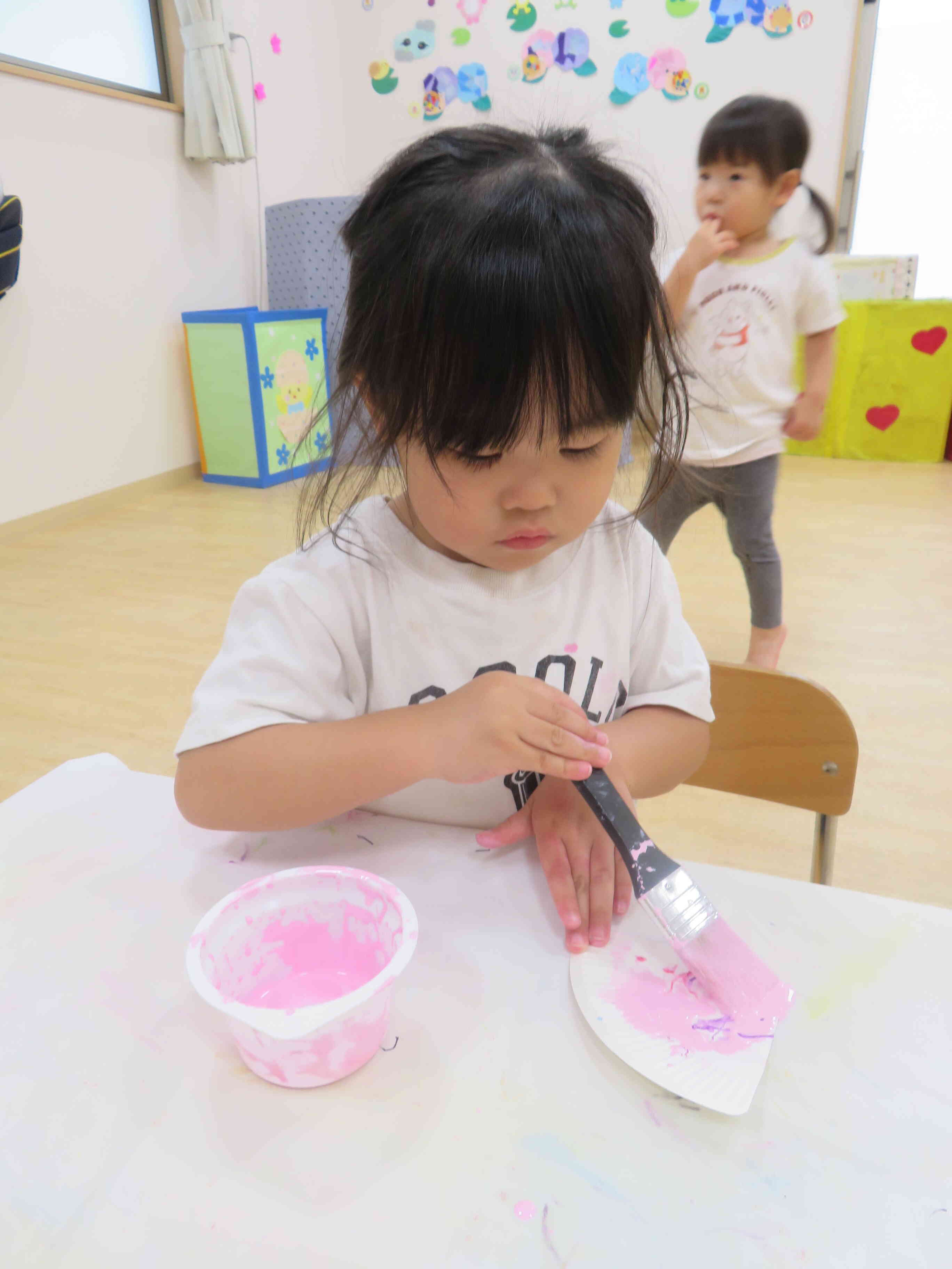 絵の具をぬりぬり、真剣です。