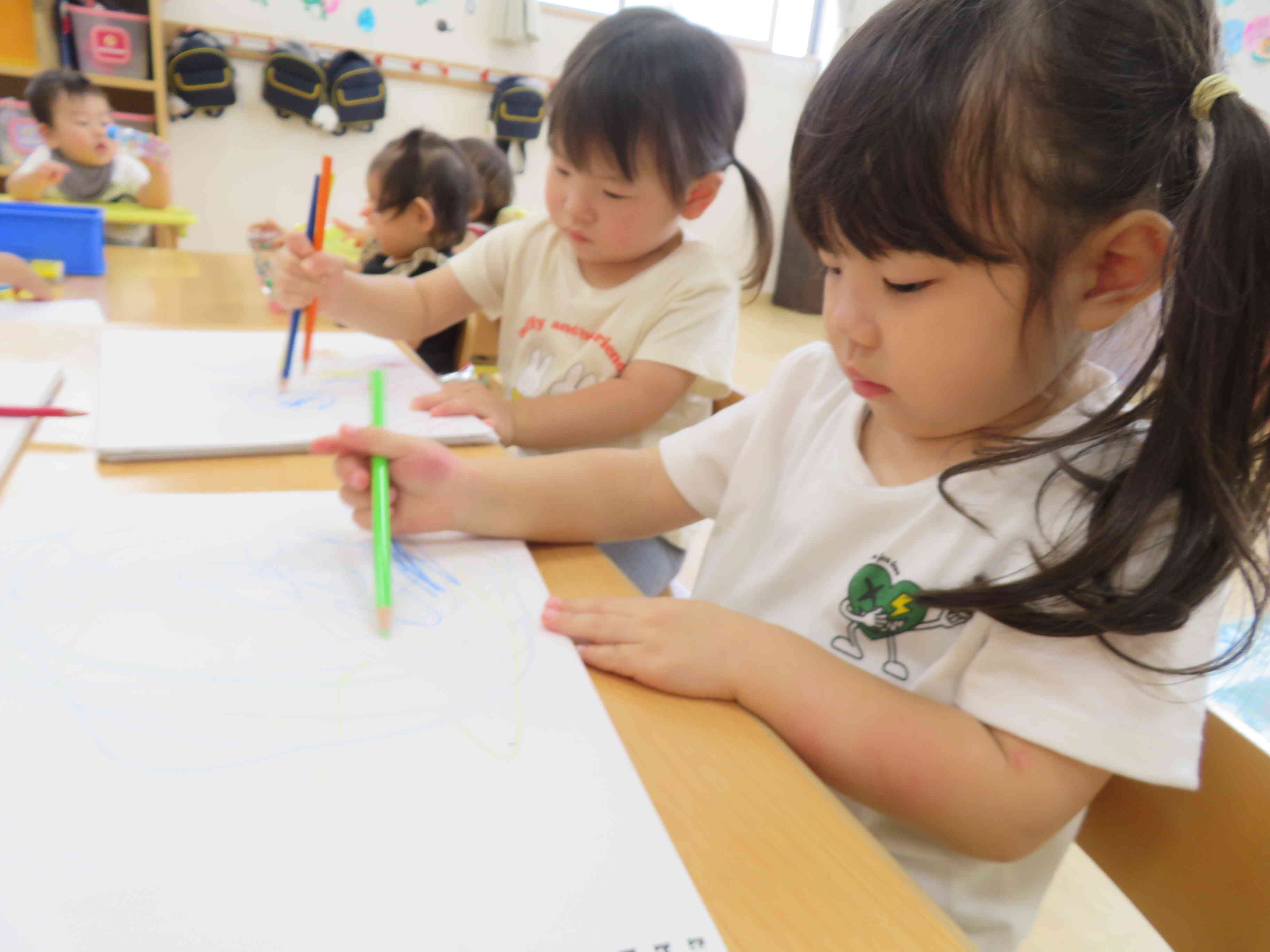 お散歩の後は、お絵描き遊び。落ち着いて描くことができていました。
