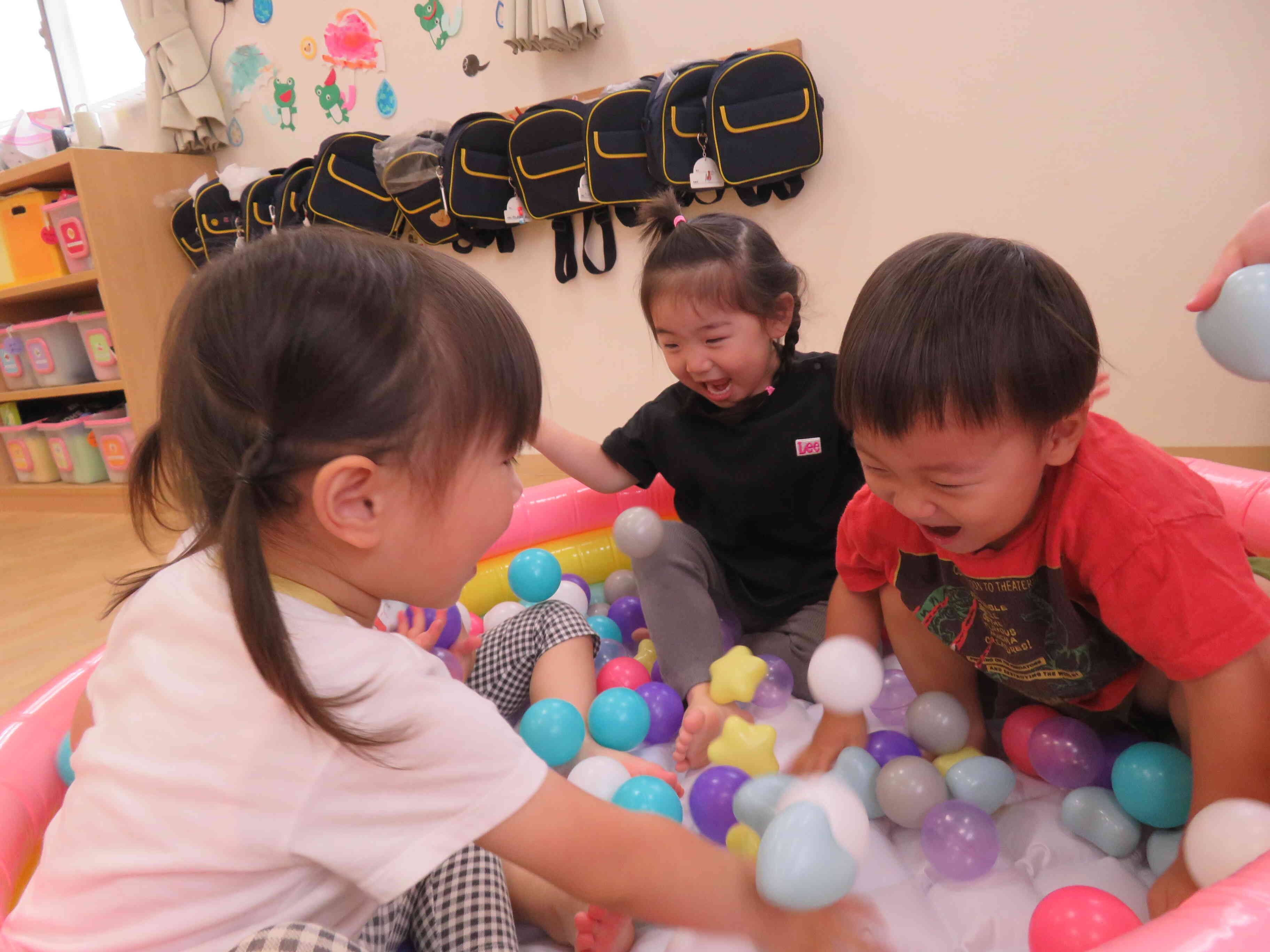 プール遊びの前に、ボールをたくさん入れて遊ぶぞー！！