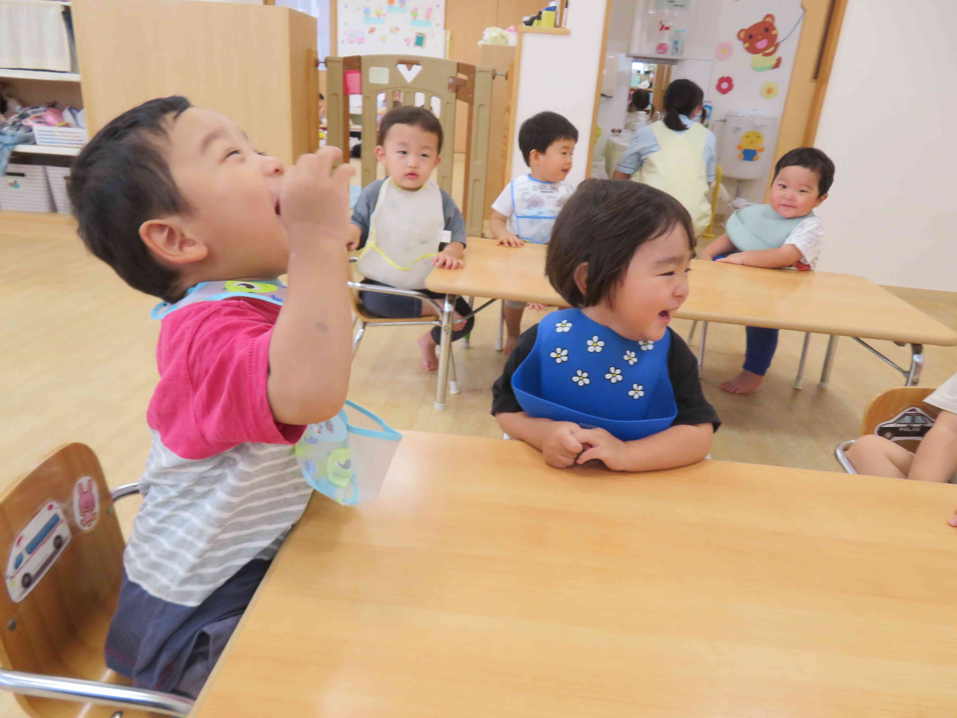 うちわを仰ぐと…おおかぜだ～！！きゃははは～♪