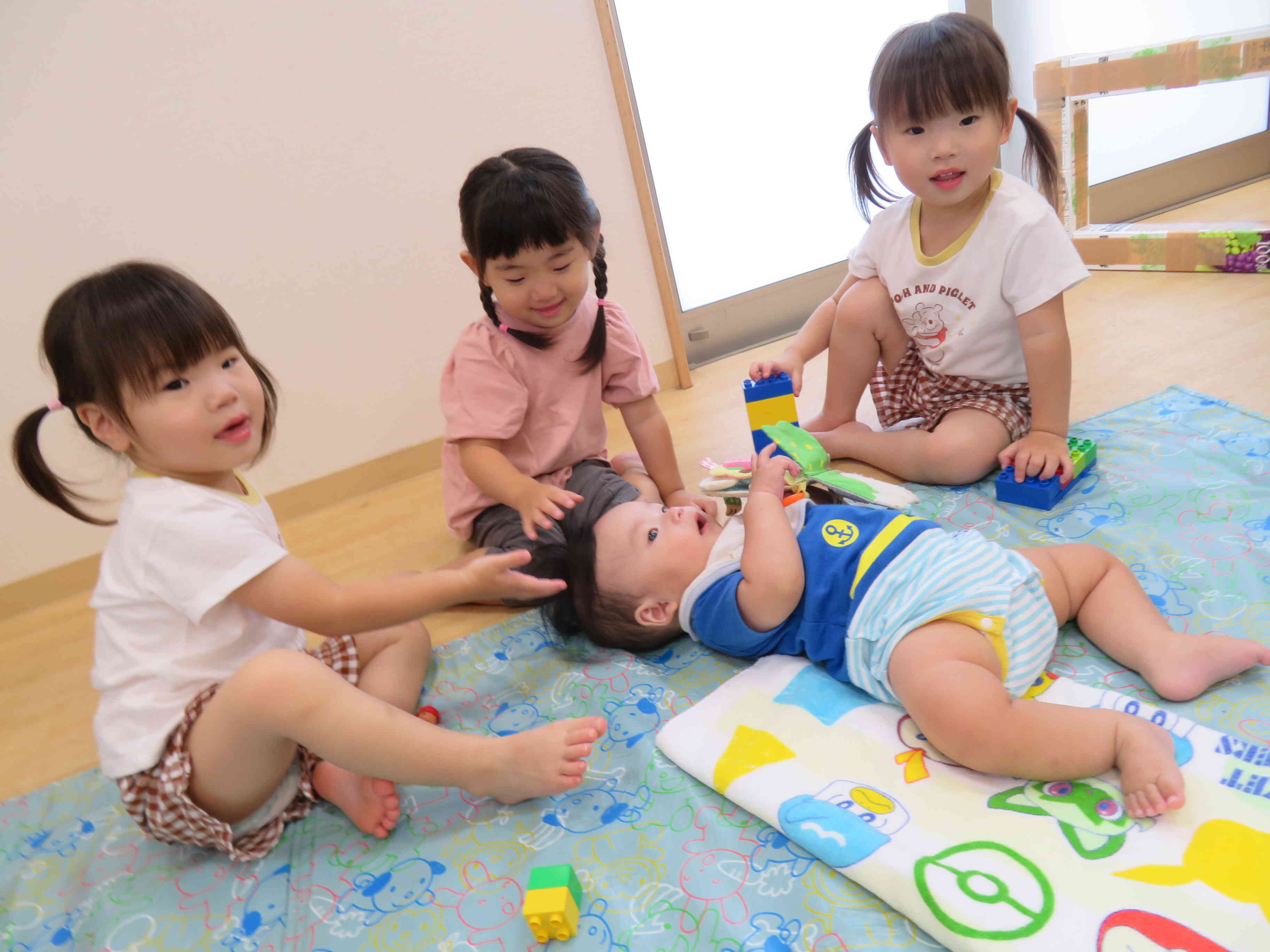 優しいお姉ちゃんたちと一緒に遊んでるんだぁ～♪