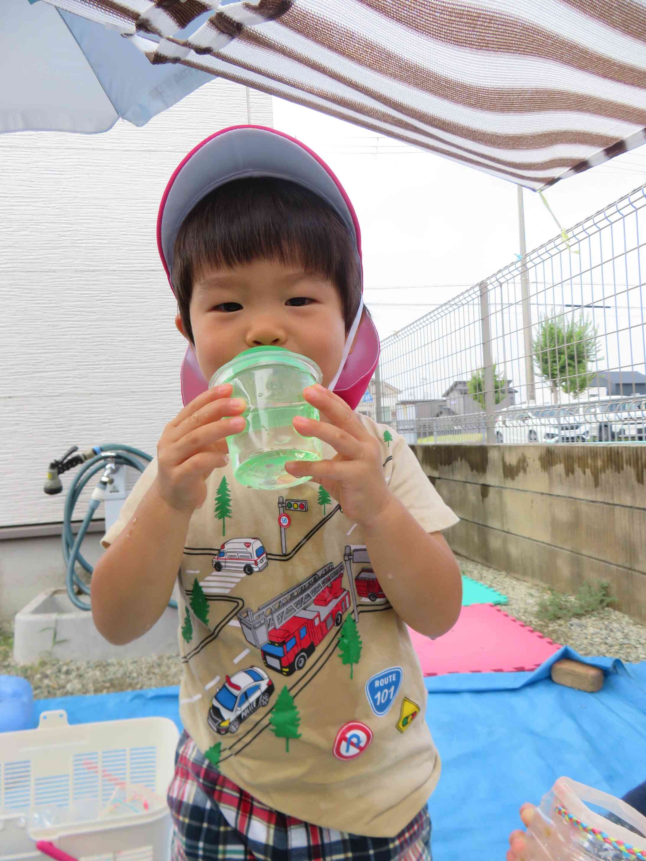 カップにガチャガチャ容器を乗せると…アイスクリームに☆
