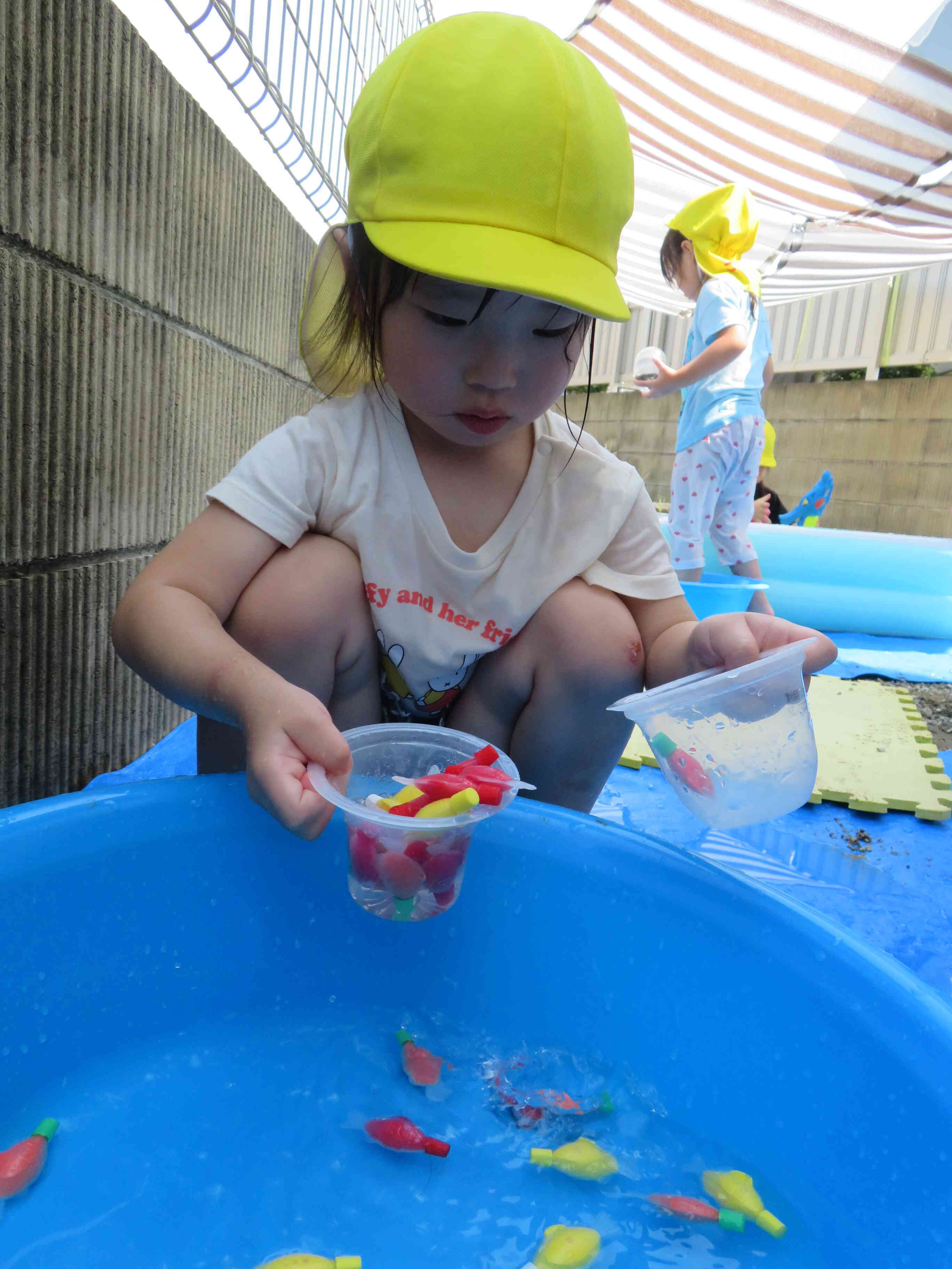 金魚すくいに夢中！