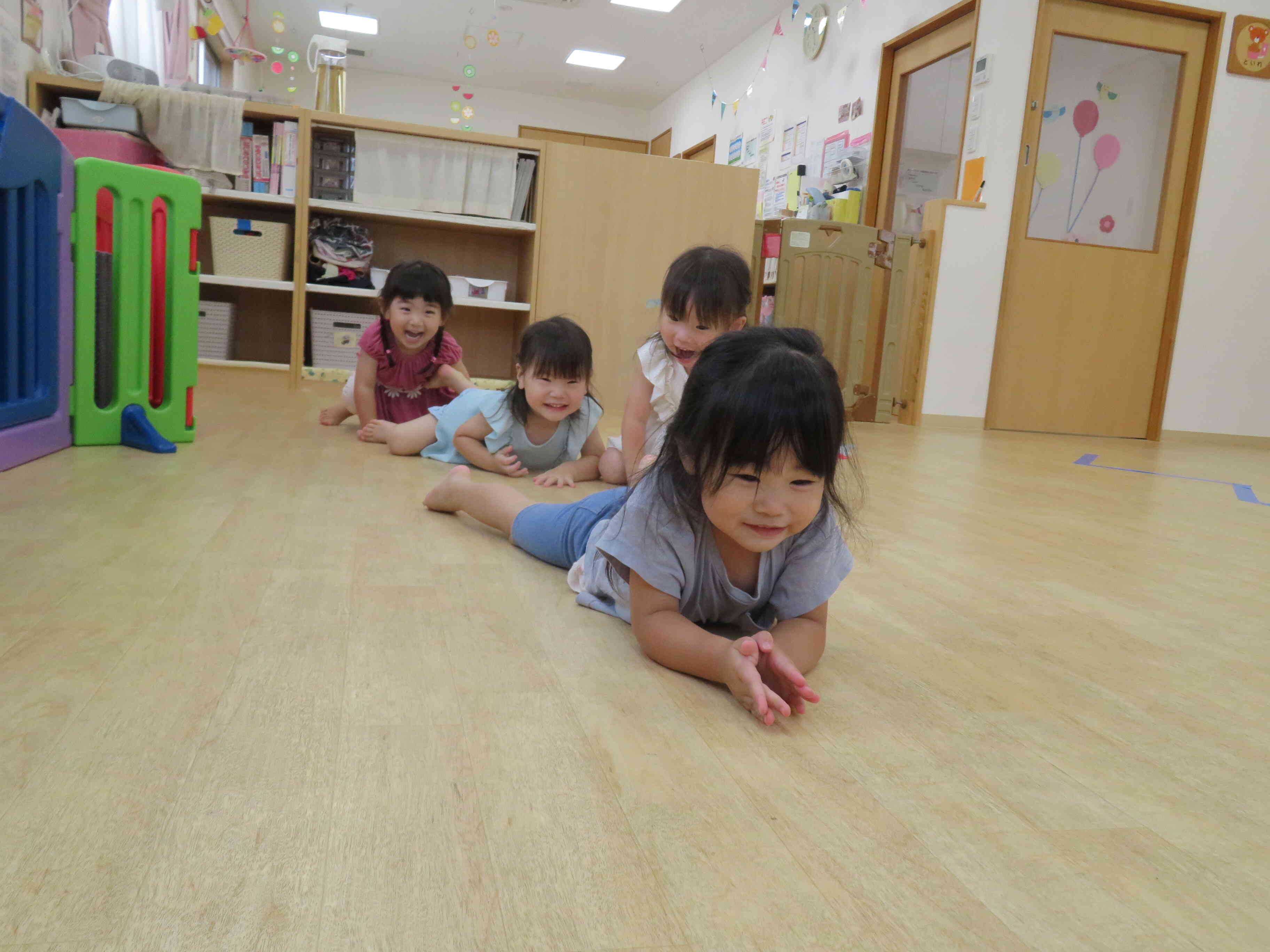 にょろにょろへびさんを表現しています。連なっているから長いへびさんに見えるね★