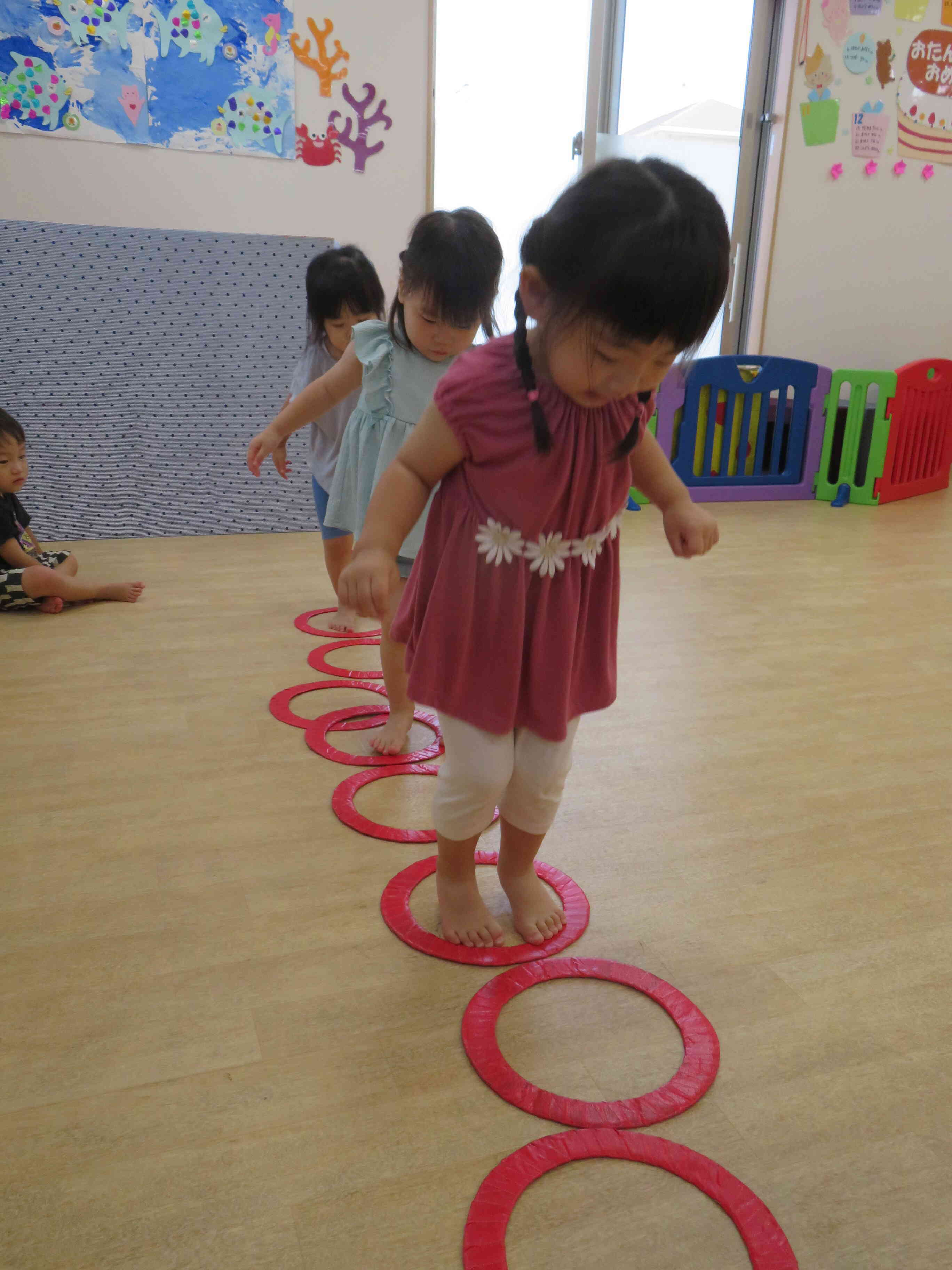 丸の中を上手に歩けるかな？ぴょんぴょん両足飛びで飛べるかな？