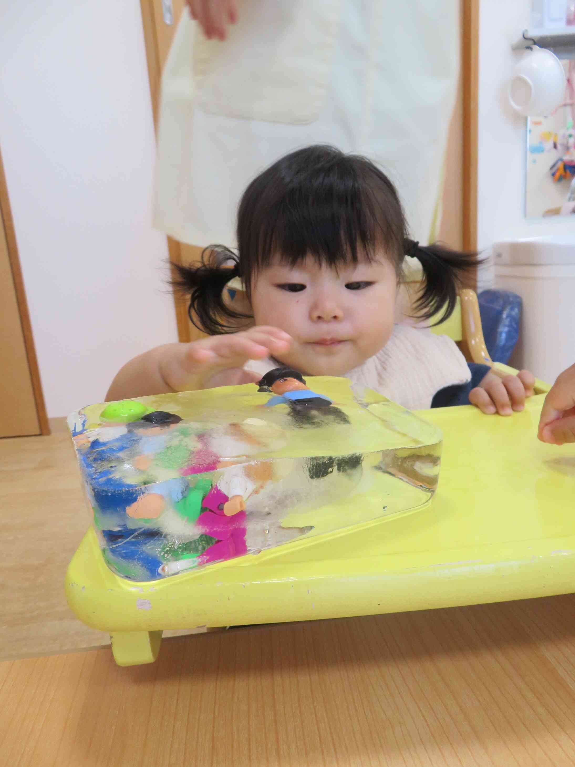 お人形が見えるのに…さわれないな…？？