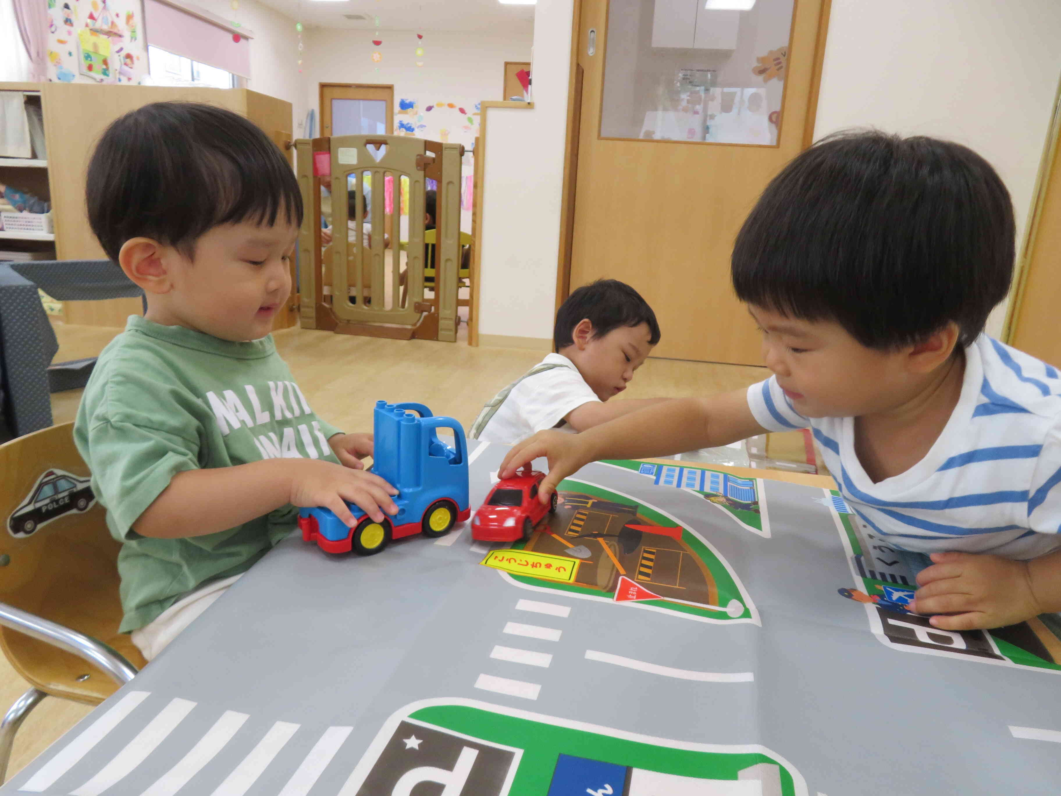 ぶーん！車が通りまーす！