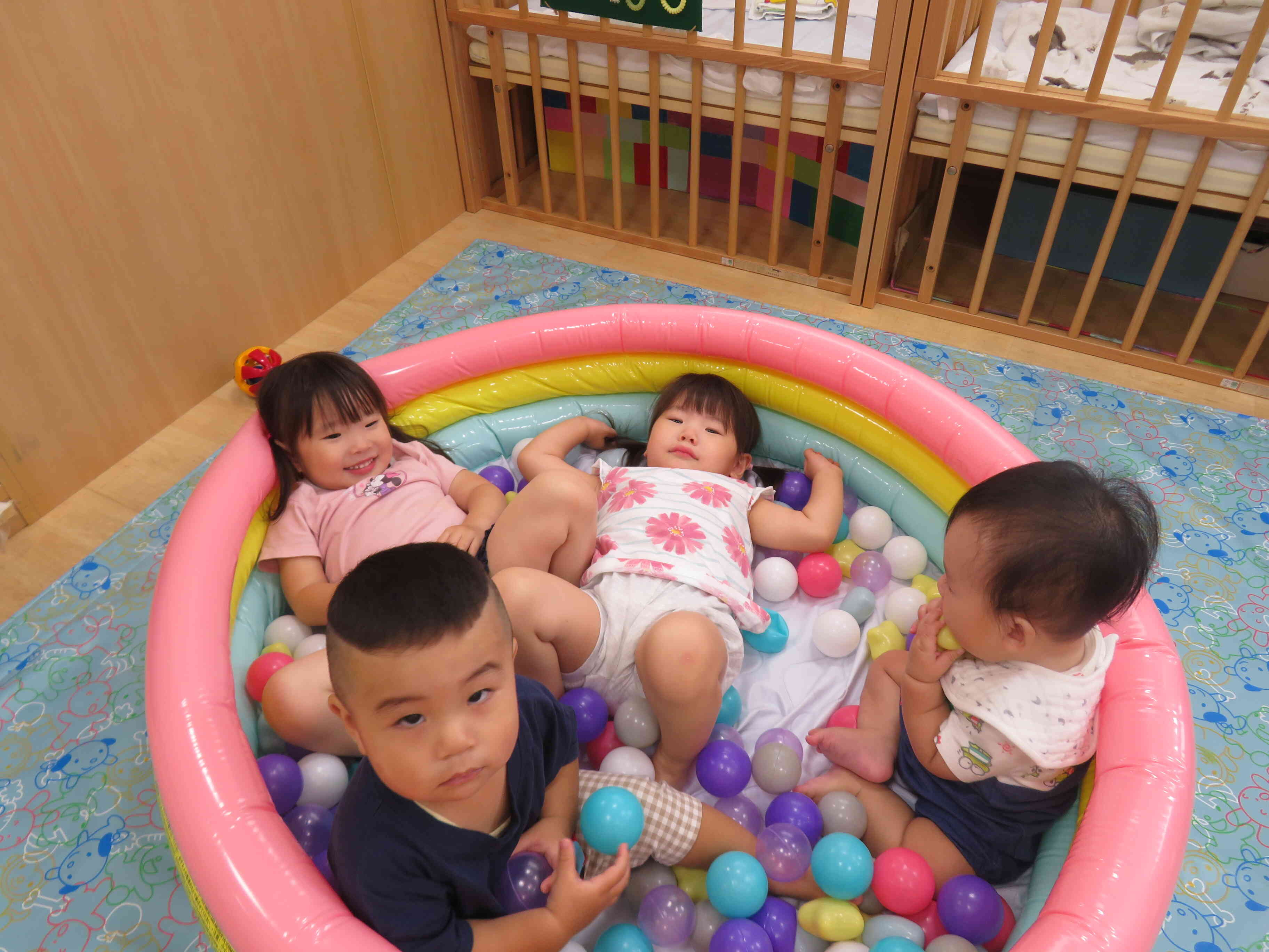 お部屋でもプール遊び！！