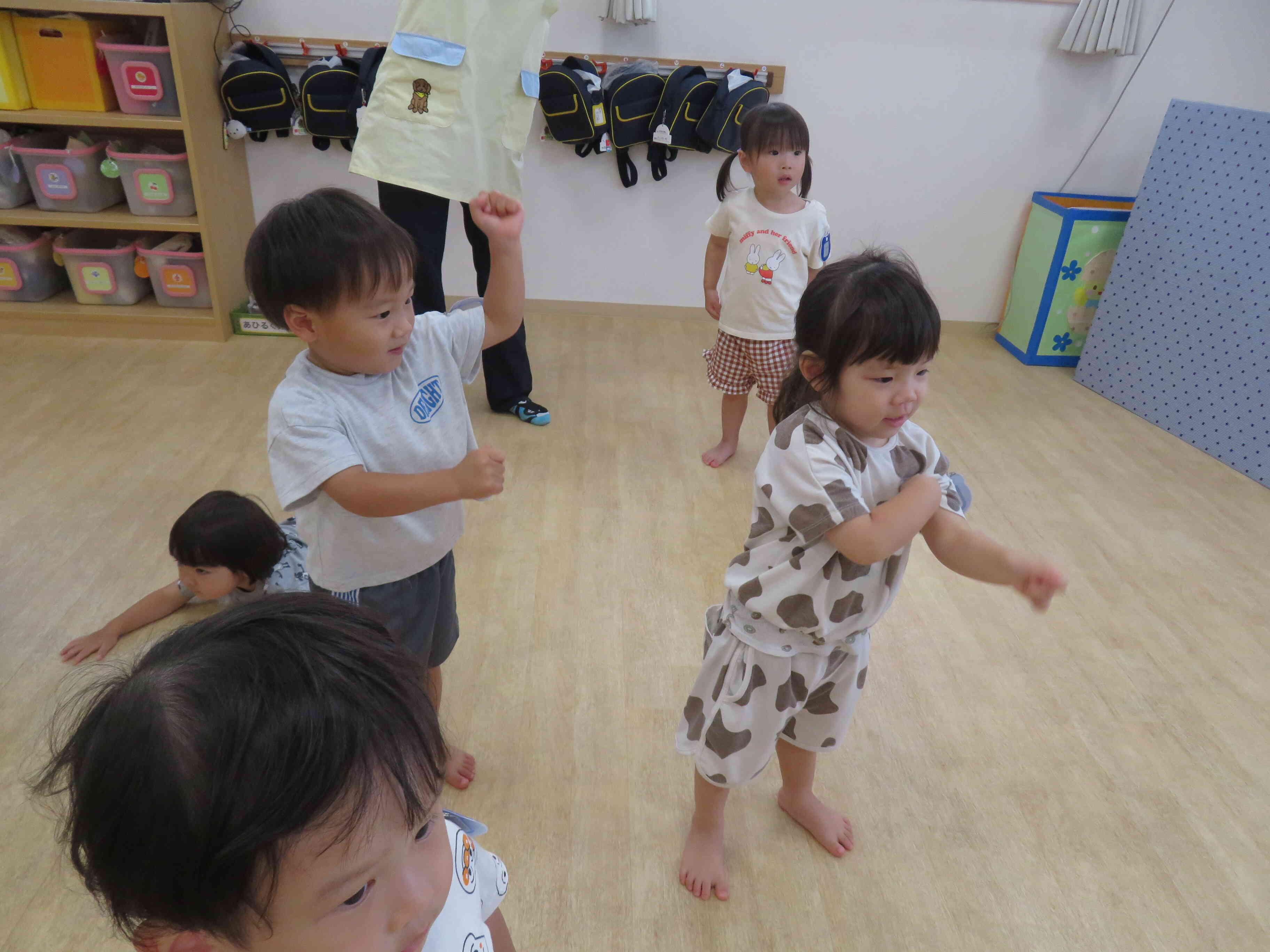 新しい体操、いっちに♪いっちに♪