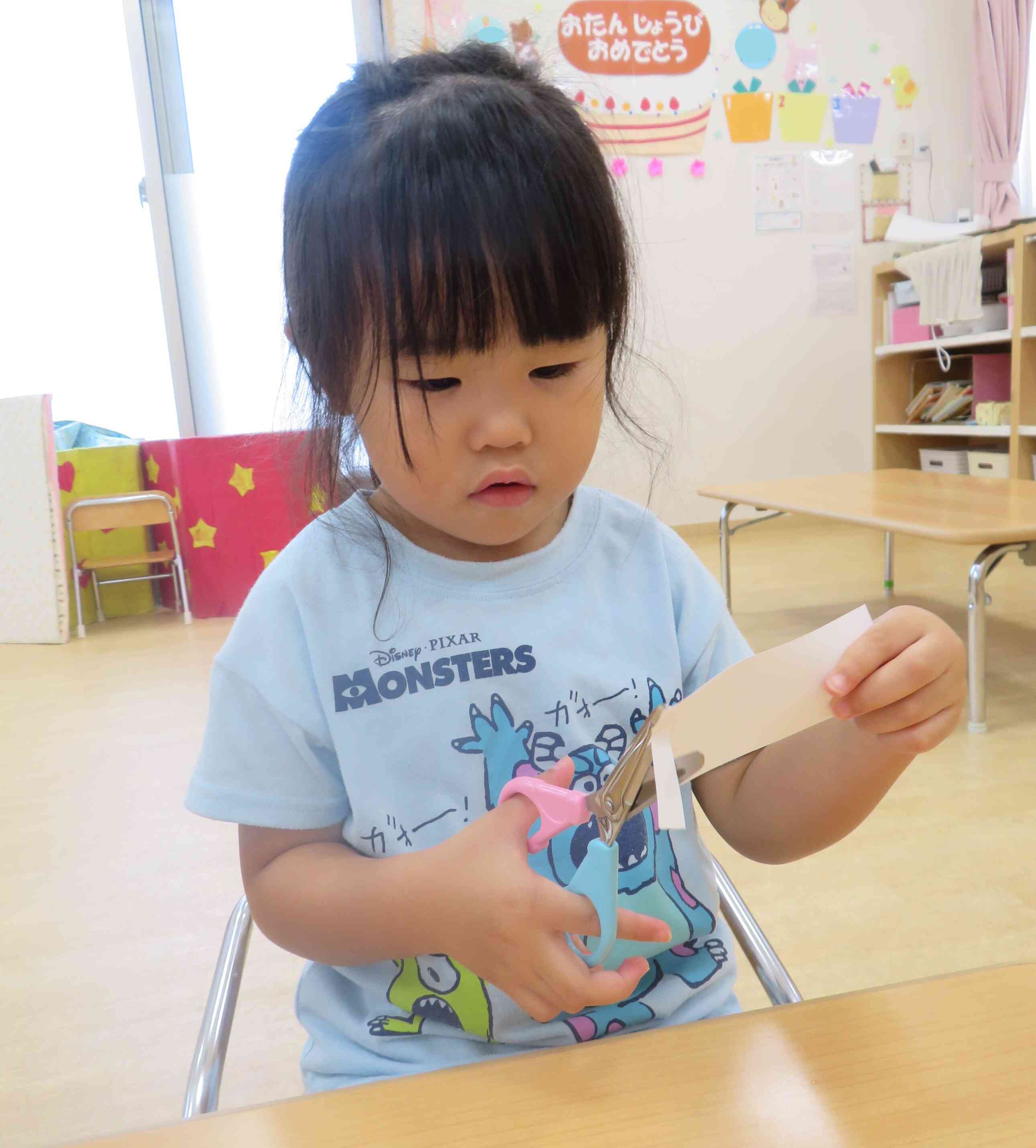 はさみでチョキチョキ…真剣です！