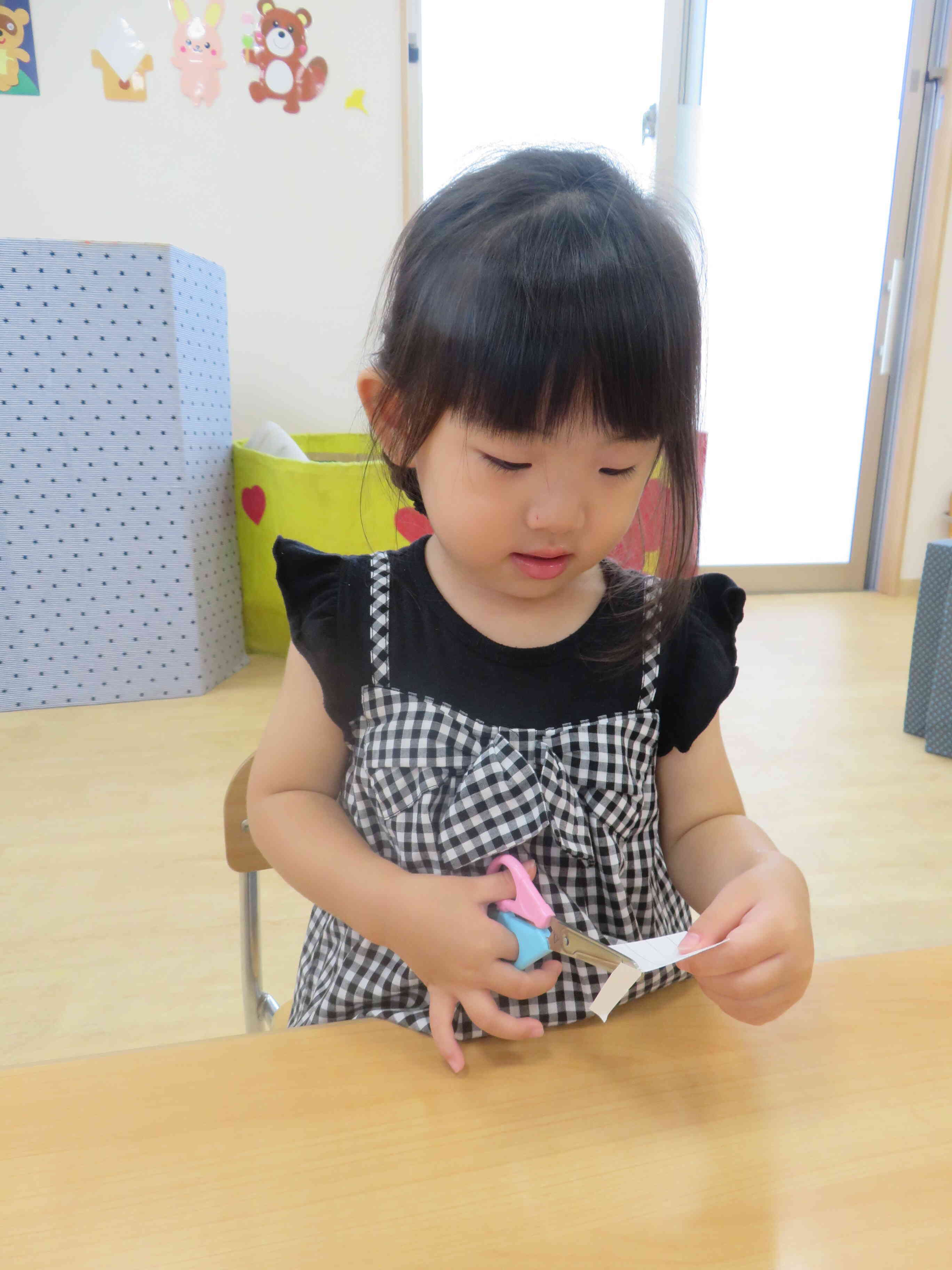 はさみチョキチョキ…真剣です。