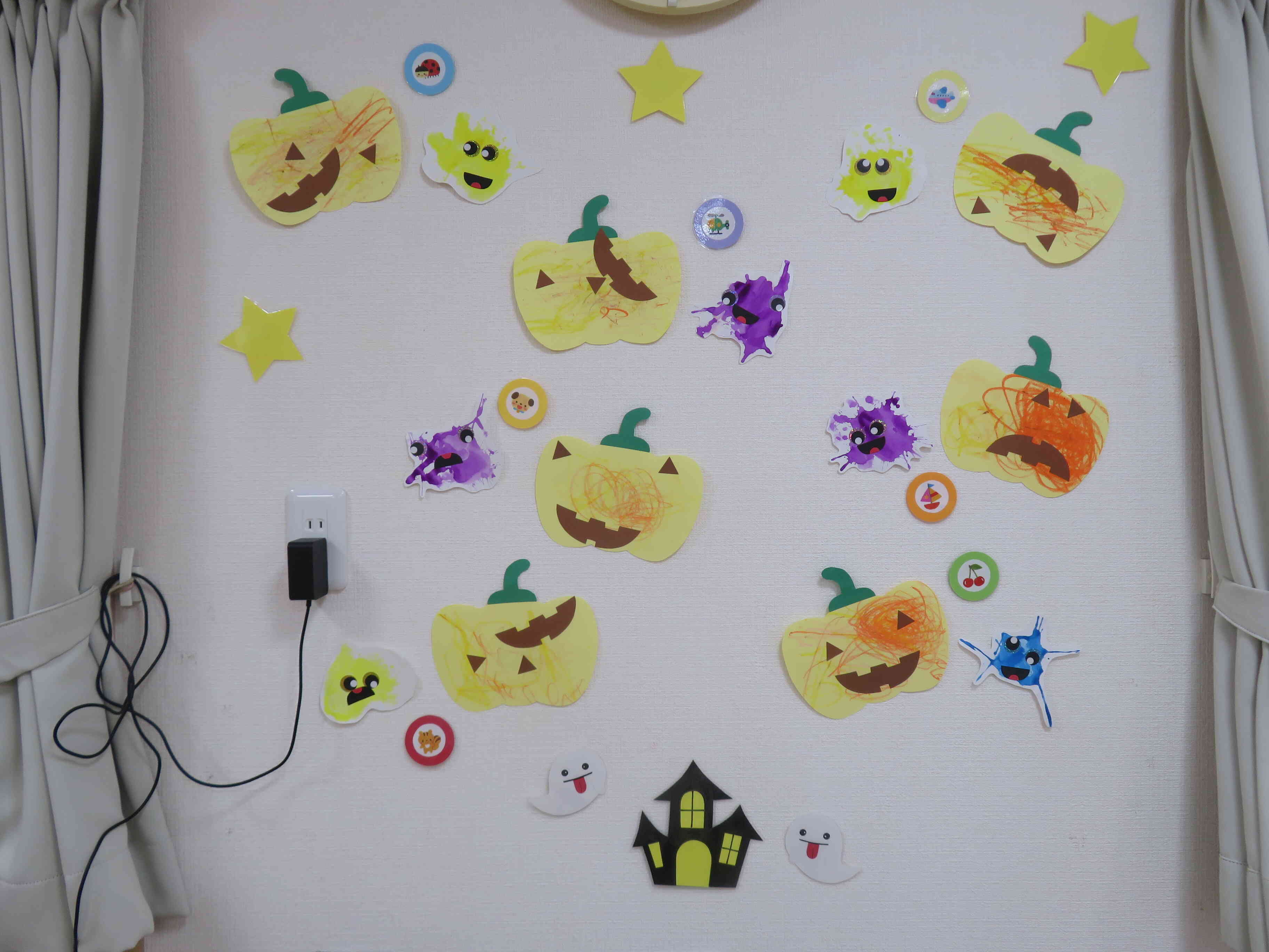 あひるぐみ（１歳児）の壁面製作です。個性豊かなハロウィンが勢ぞろいです。