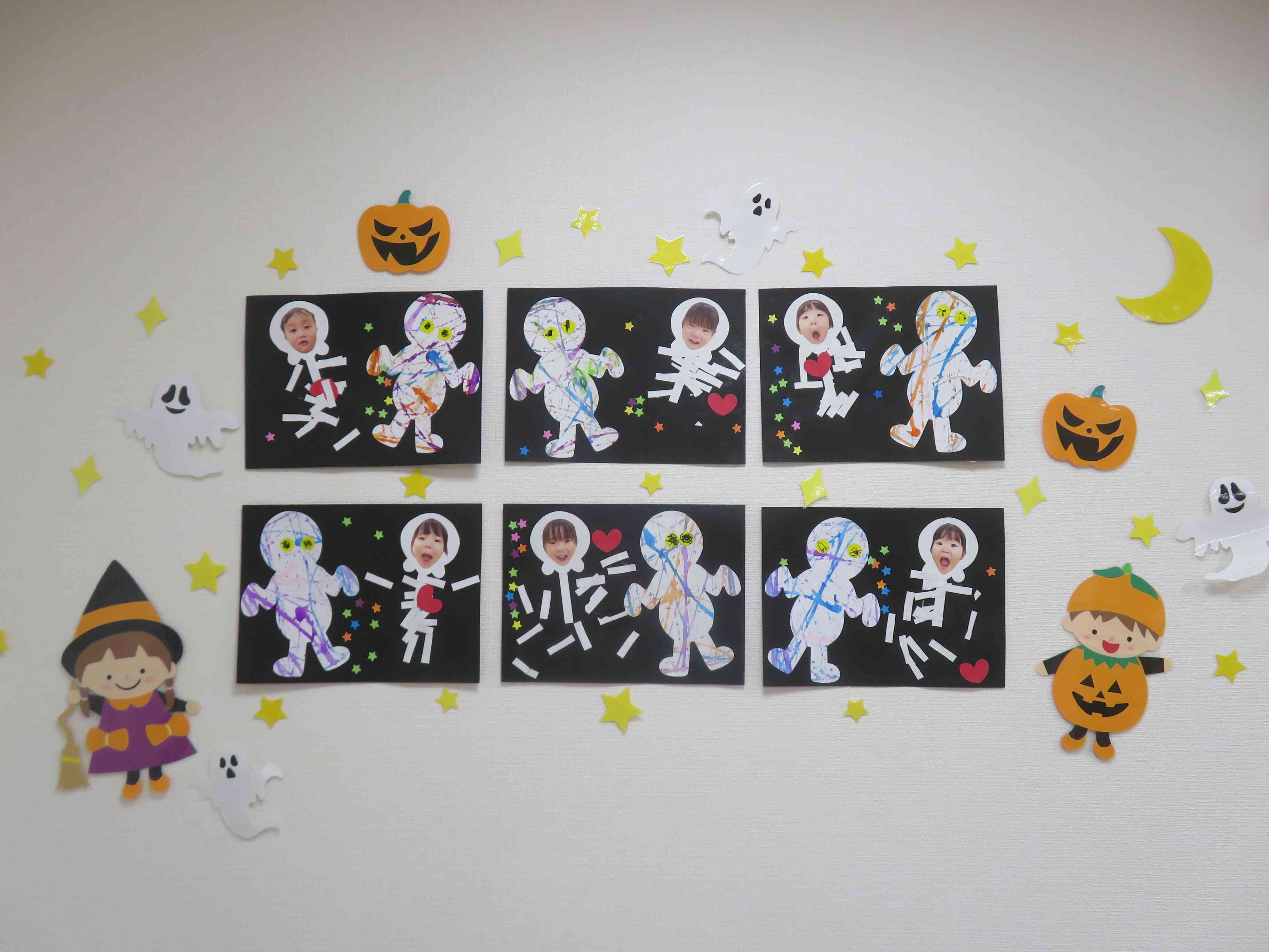 うさぎぐみ（２歳児）の壁面製作です。今月のテーマはハロウィンでまとめています。ミイラ男がいい雰囲気出してますね。