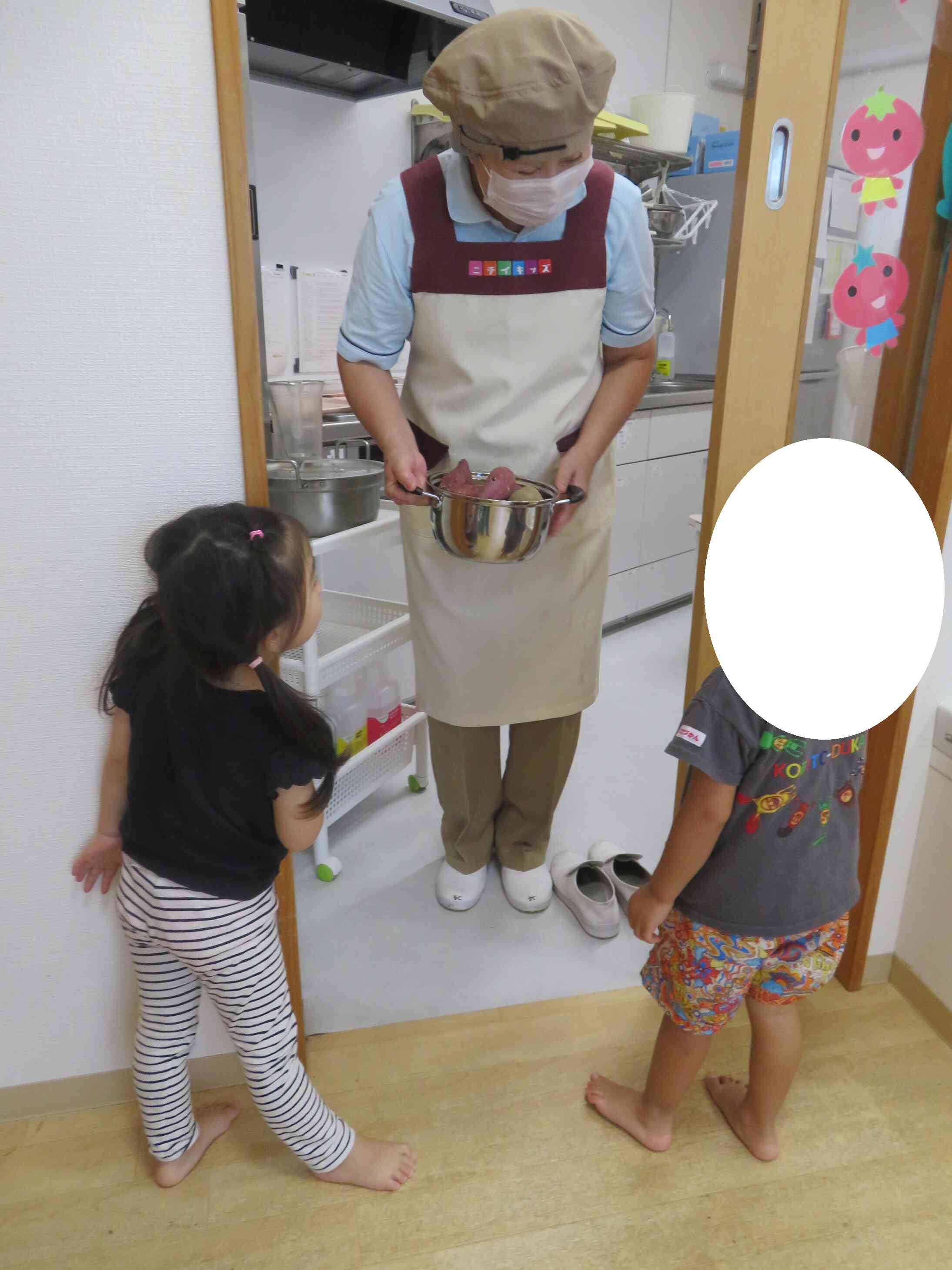 「美味しいご飯に変身おねがいします！」最後は給食室の先生に任せたっっ！☆