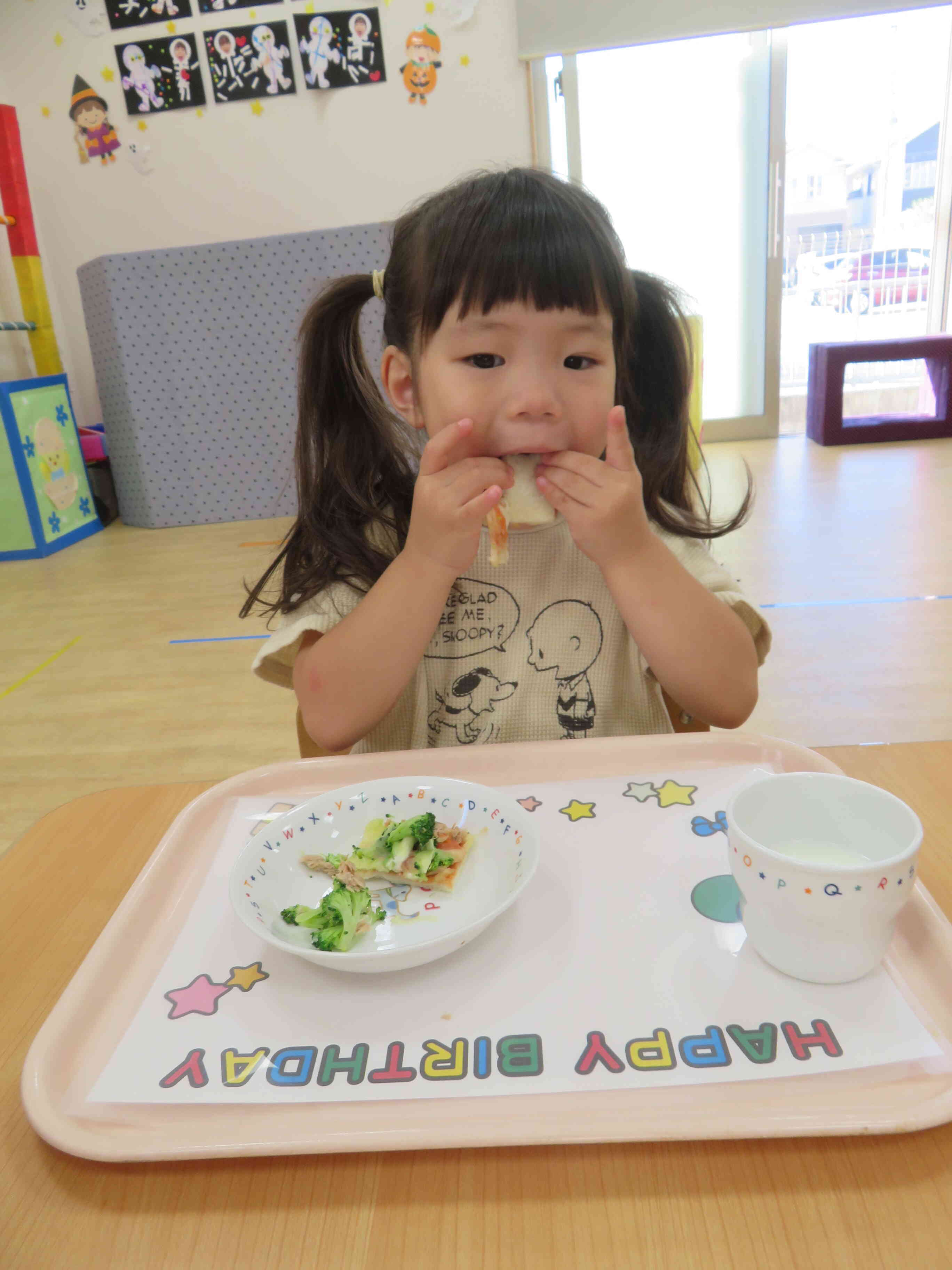 お誕生日おめでとう！！大好きな お野菜をぱくっ♡