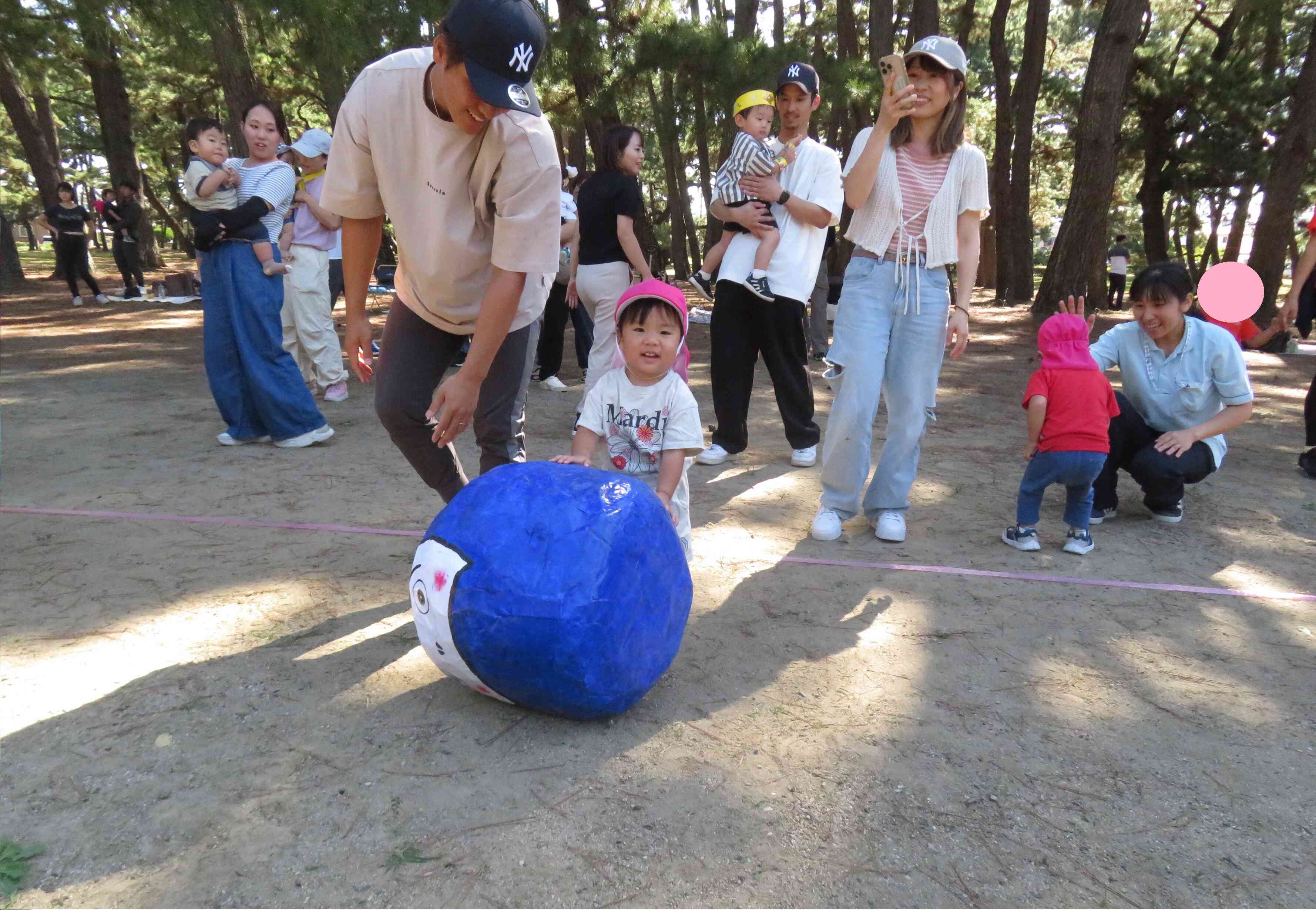 おうちの人と一緒に、だるま転がしスタート！！